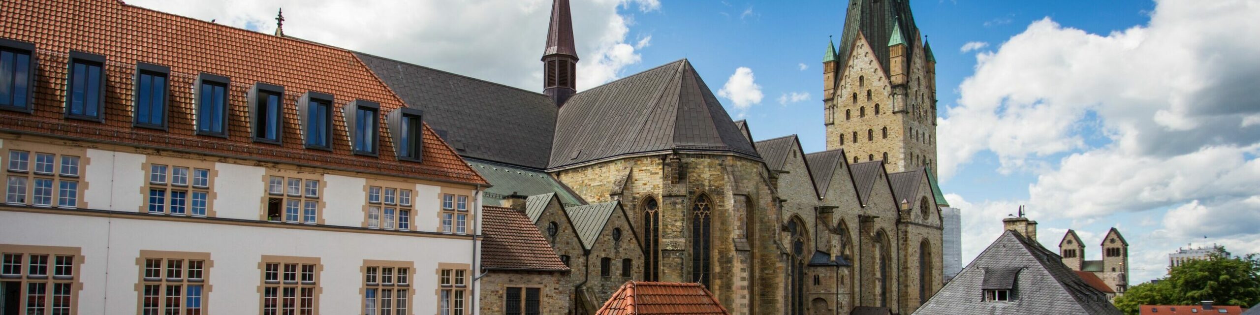 Blick vom Erzbischöflichen Generalvikariat auf den Paderborner Dom.