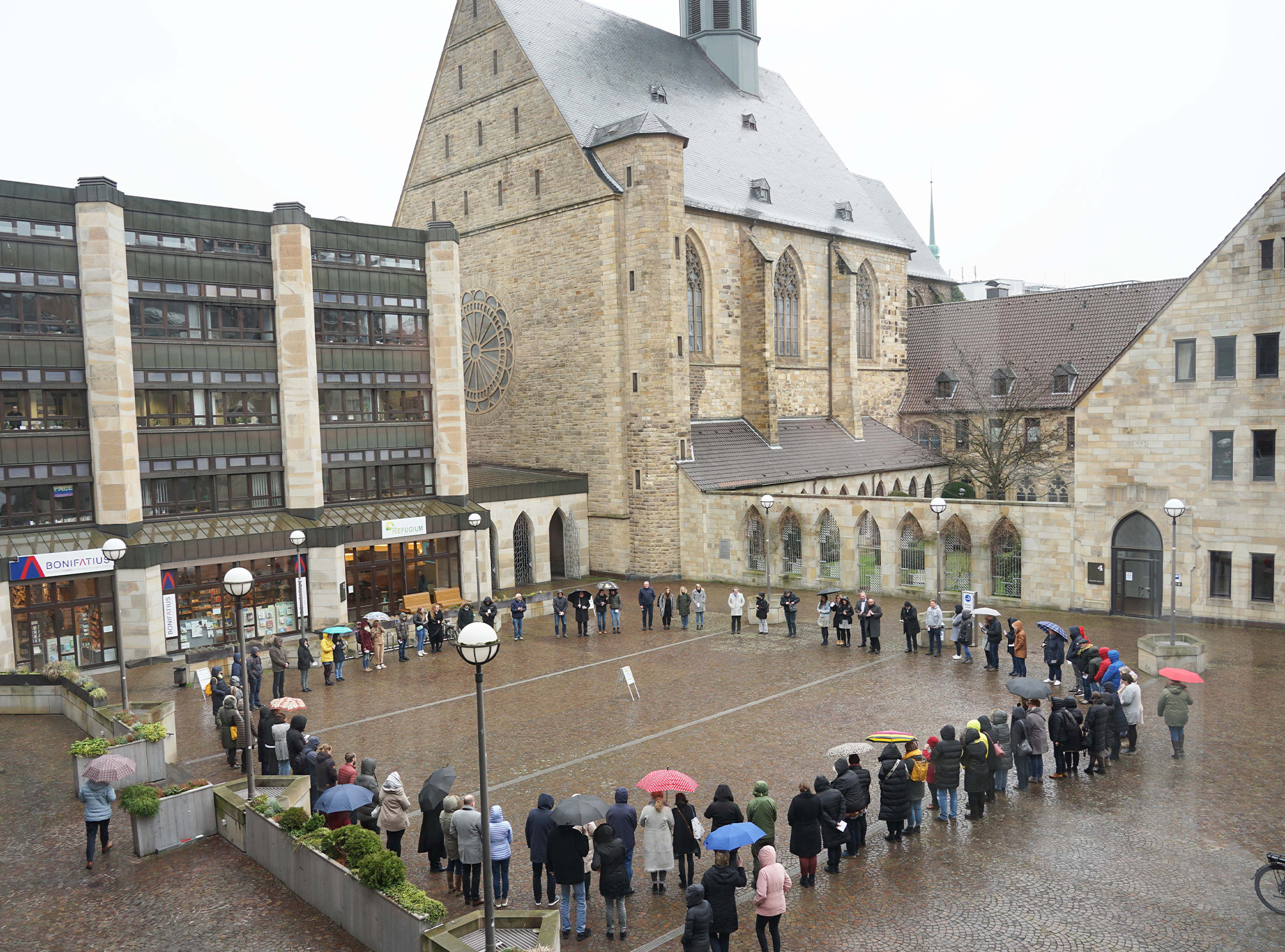 Zahlreiche Menschen bildeten am Freitagmittag einen großen Kreis im Propsteihof und beteten am Jahrestag des russischen Überfalls auf die Ukraine gemeinsam für Frieden. Foto: Michael Bodin / Erzbistum Paderborn