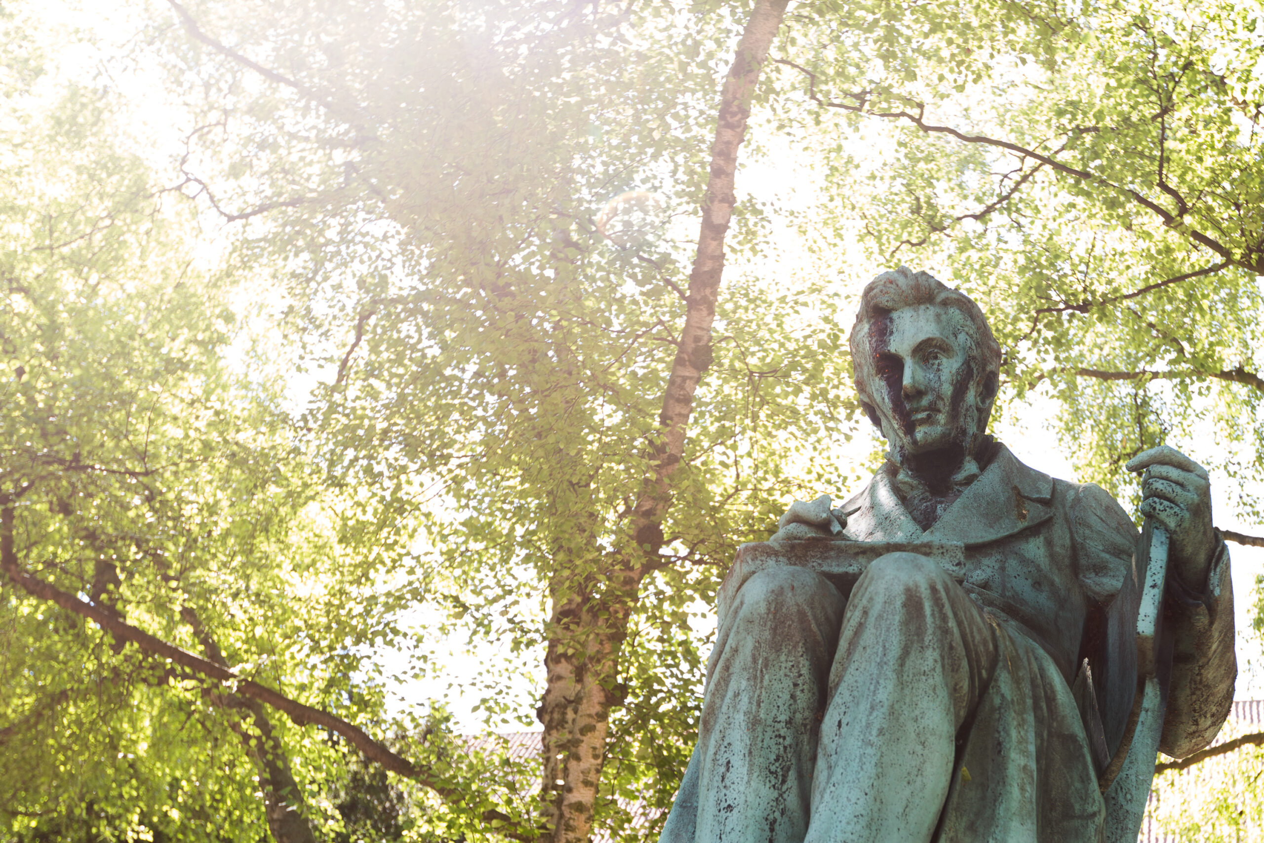 Søren Kierkegaard Statue im Garten der Königlichen Dänischen Bibliothek (Kopenhagen, Dänemark)