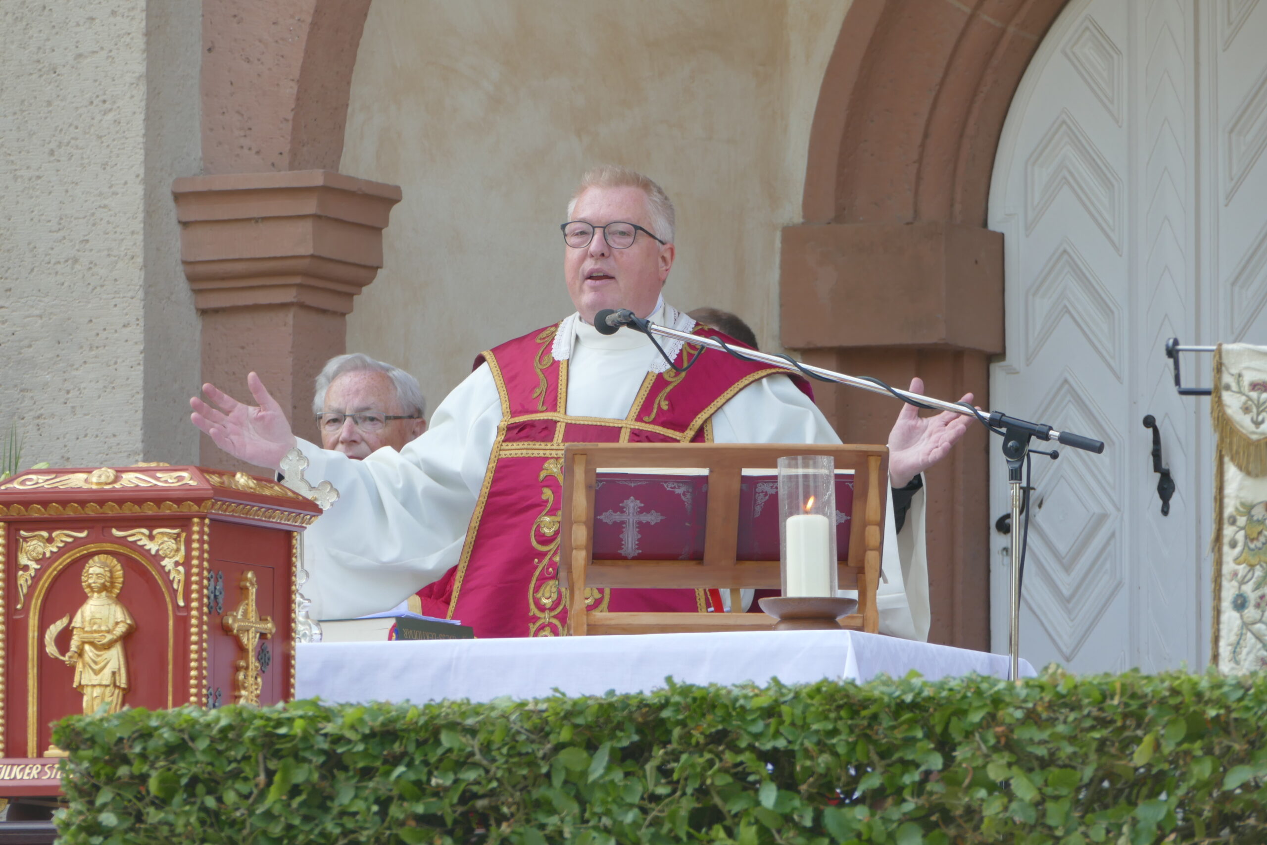 „Es gibt viel zu entdecken, von dem wir noch nichts ahnen“. 600 Gäste bei Vitusfest in Corvey: Diözesanadministrator Dr. Michael Bredeck ermutigt zur synodalen Erneuerung.