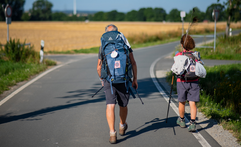 Am Rucksack von Yannick Perruisseau gut zu erkennen: Die Pilgermuschel.