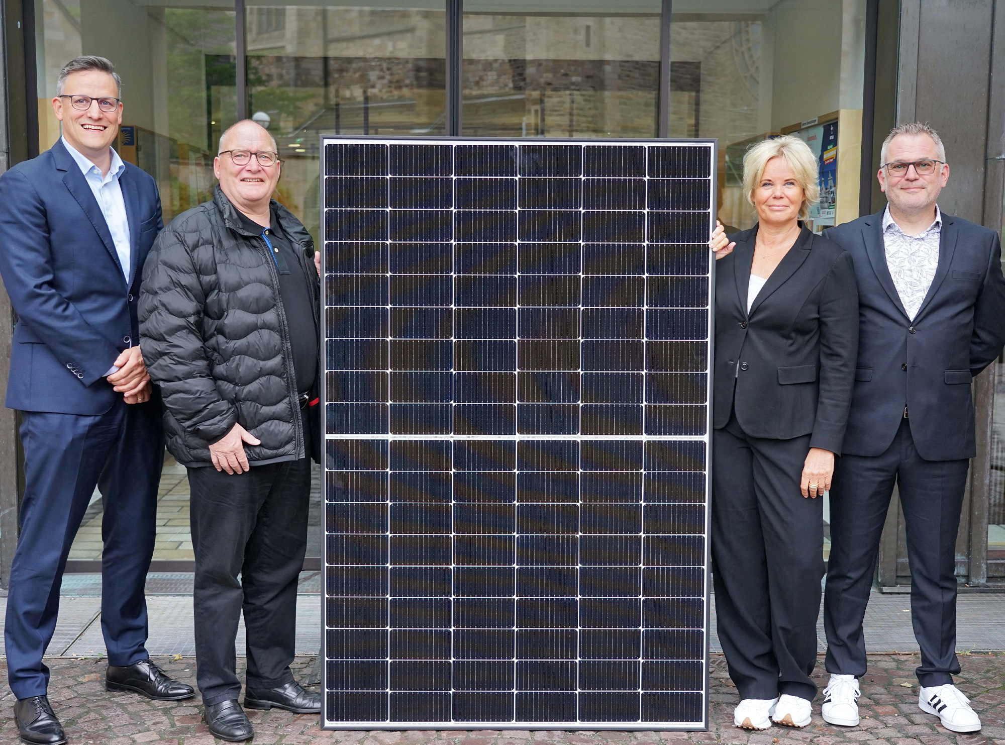 Stellten die aktuelle Sanierung des Katholischen Centrums vor, zu der auch der Bau einer großen Photovoltaik-Anlage gehört (v.l.): Thorsten Herrmann, Geschäftsführer beim Gemeindeverband Ruhr, Propst Andreas Coersmeier, Architektin Claudia Bolle (Bolle-Reißenweber Licker Architekten) und Projektleiter Oliver Löer (Gemeindeverband Ruhr). Foto: Michael Bodin / Katholische Pressestelle Dortmund