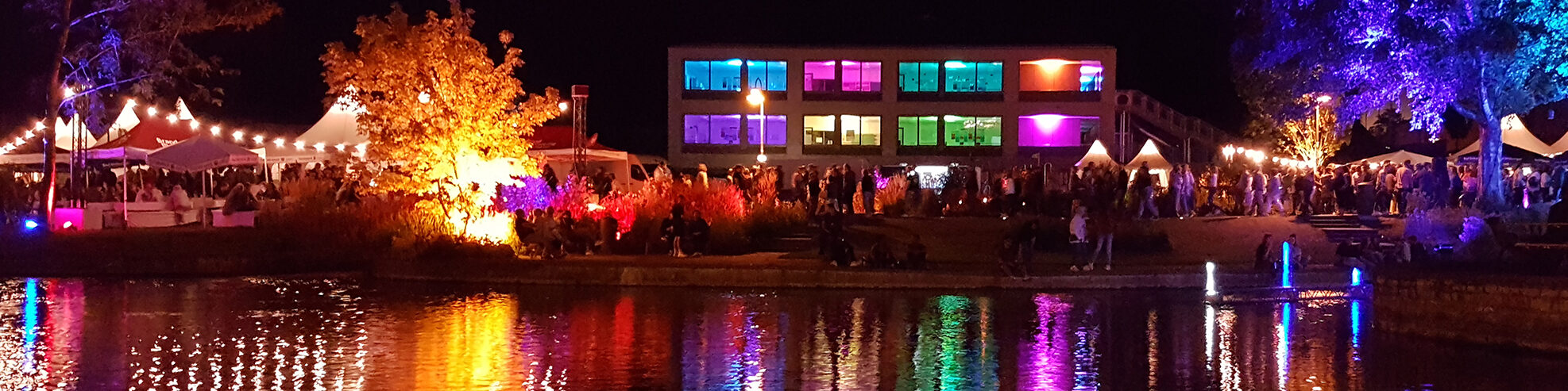 Moderne Architektur im besonderen Licht. Grundschule St. Michael am Paderquellgebiet strahlt stimmungsvoll zu „Hochstift á la carte“.