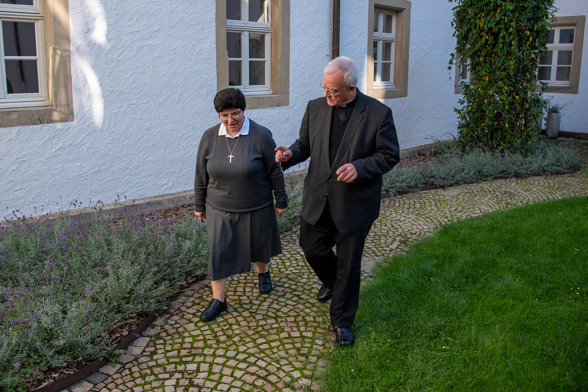 Ordensschwester aus dem Libanon besucht Erzbistum Paderborn. Weltmissionssonntag: Schwester Donatella Garreffa berichtet von Schul- und Sozialarbeit im Nahen Osten.