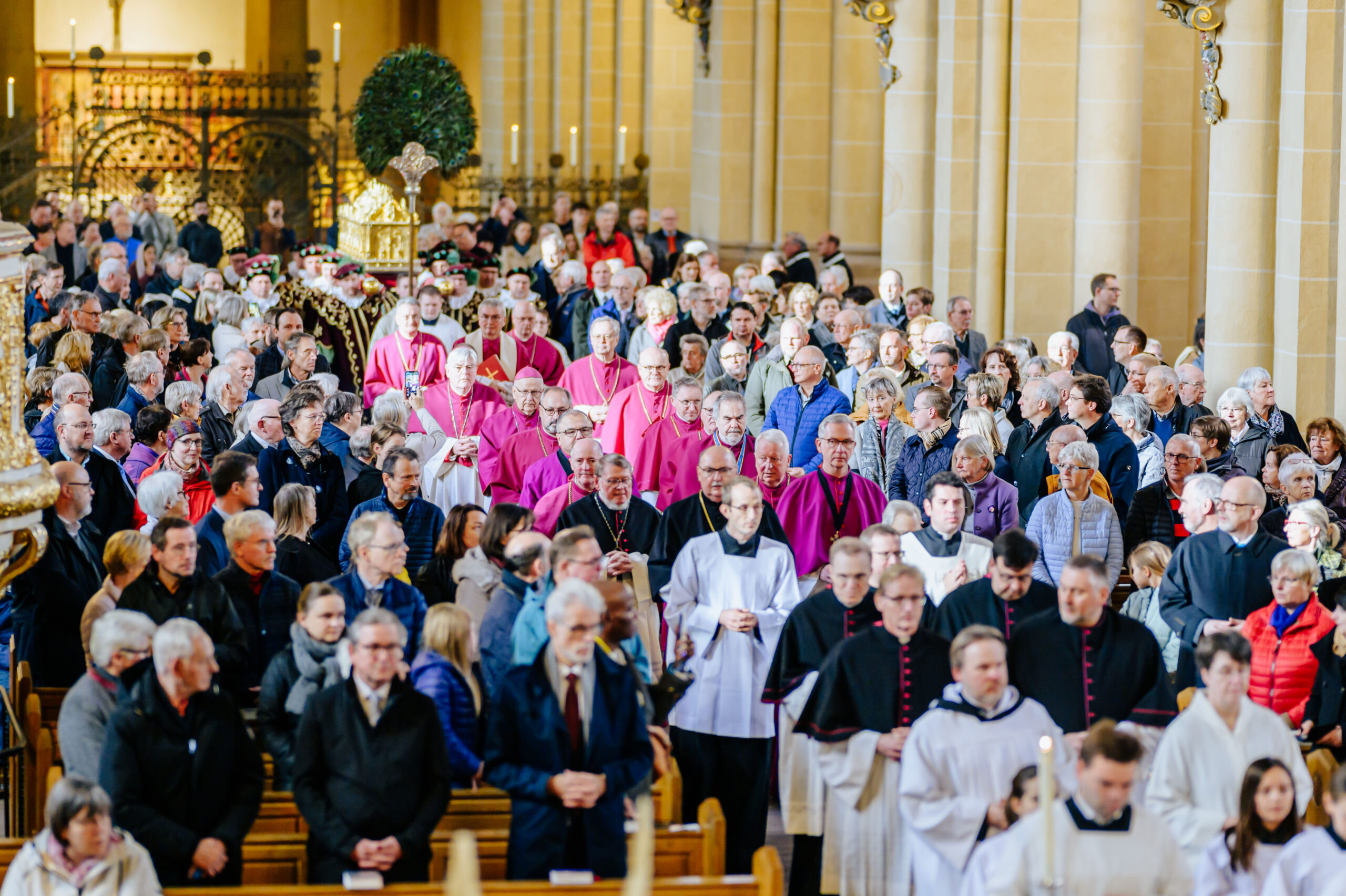 Herbst-Libori: Ohne Liebe bleibt die Welt „dunkel und traurig“. Diözesanadministrator feiert Festhochamt im Hohen Dom mit Erhebung der Reliquien des Heiligen Liborius / Paderborner Domkapitel begeht 200. Jubiläum seiner Wiederbegründung.