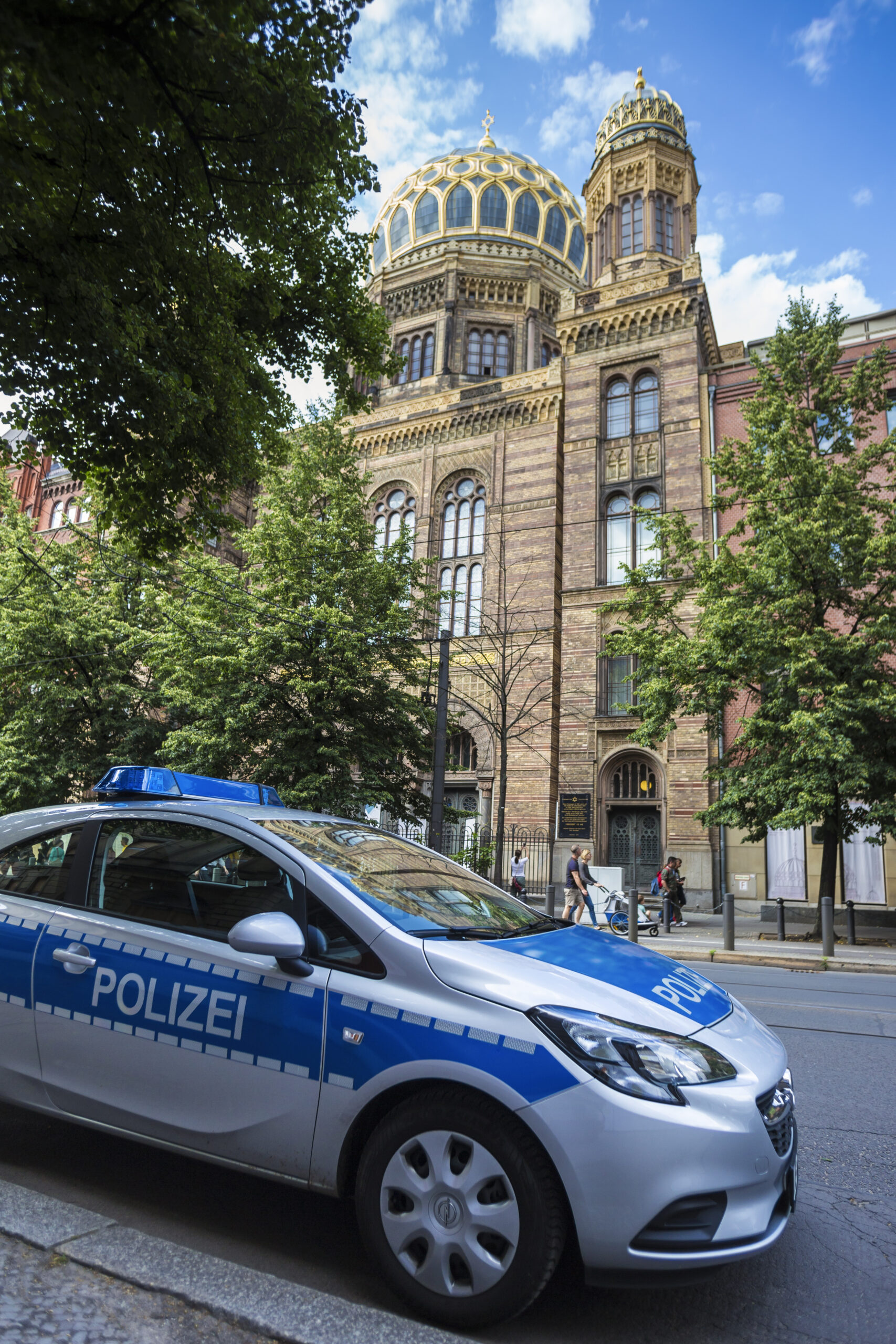 Ein Polizeiauto vor der Alten Synagoge in Berlin.