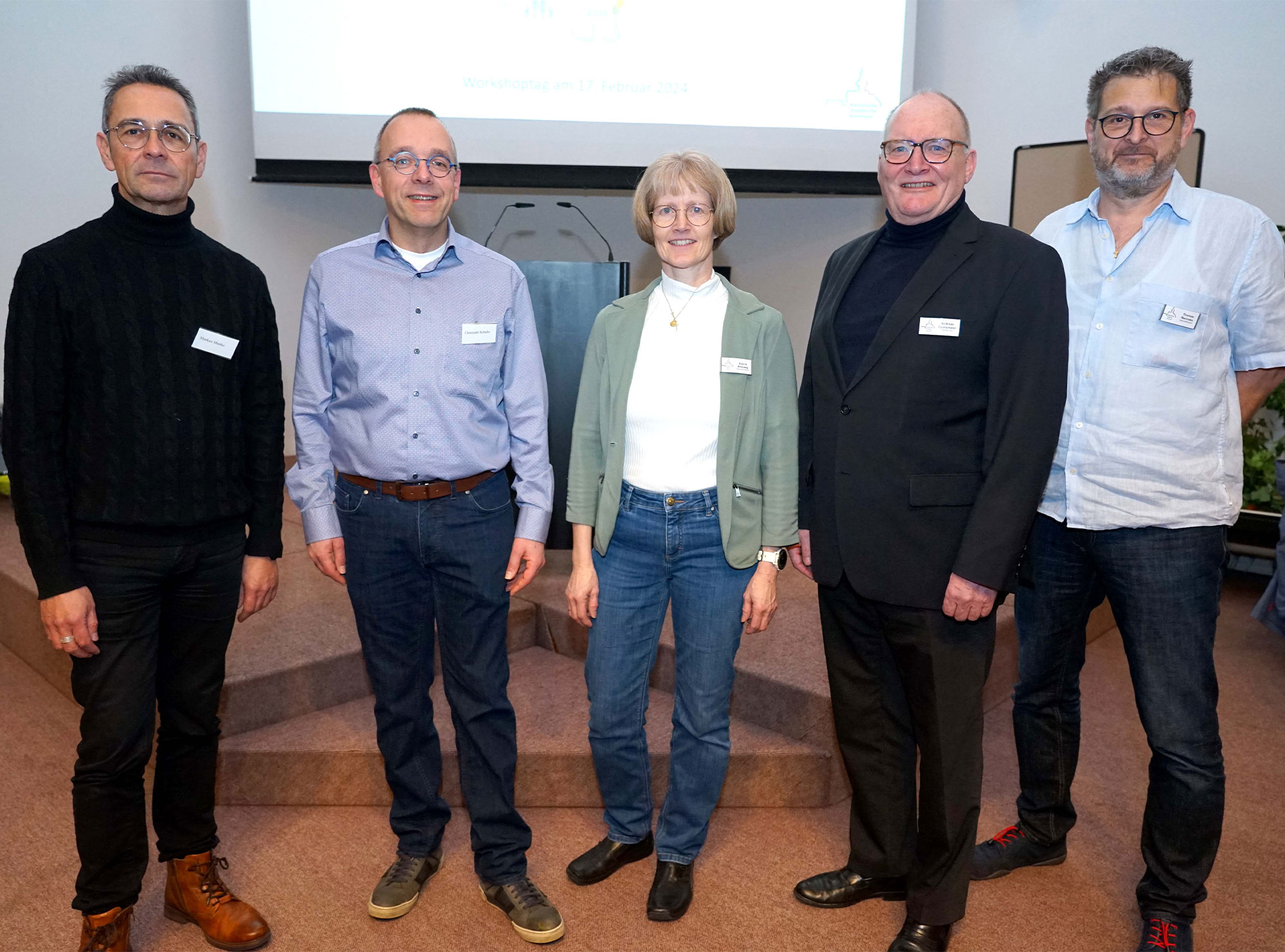 Erste „Immobilienveranstaltung“ im Katholischen Centrum in Dortmund (v.l.): Pastor Markus Menke (Erzbistum Paderborn), Christoph Schulte (Verwaltungsleiter), Sabine Wiesweg (Dekanatsreferentin), Propst Andreas Coersmeier und Thomas Renneke (Katholische Stadtkirche). Foto: Michael Bodin / Erzbistum Paderborn