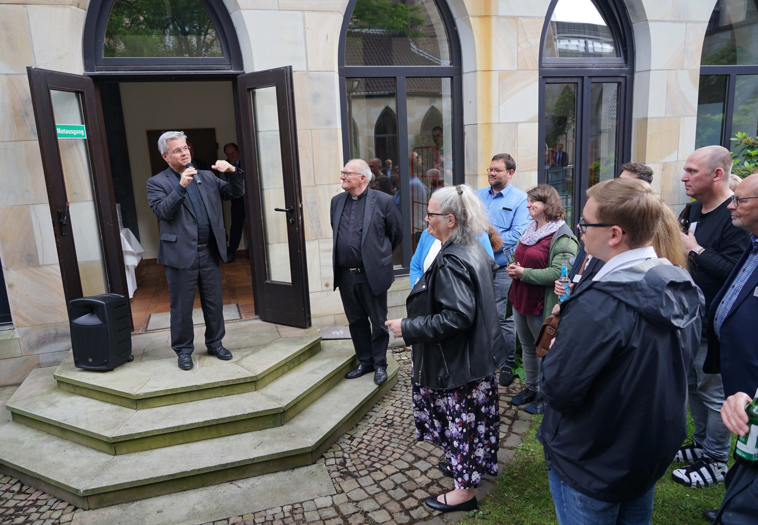 Erzbischof Dr. Udo Markus Bentz bedankt sich zum Abschluss der Dekanatsreise im Propsteigarten für die vielfältigen gewonnenen Eindrücke. Foto: Michael Bodin / Erzbistum Paderborn