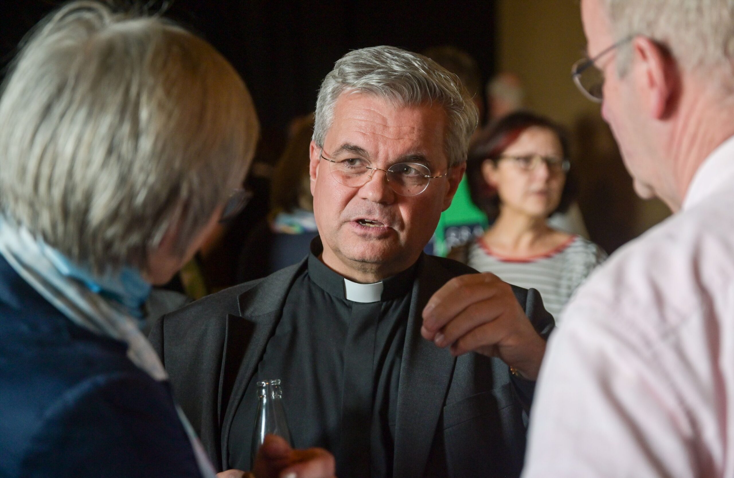 Erzbischof Udo markus bentz im Gespräch mit Ehrenamtlichen in marienmünster.
