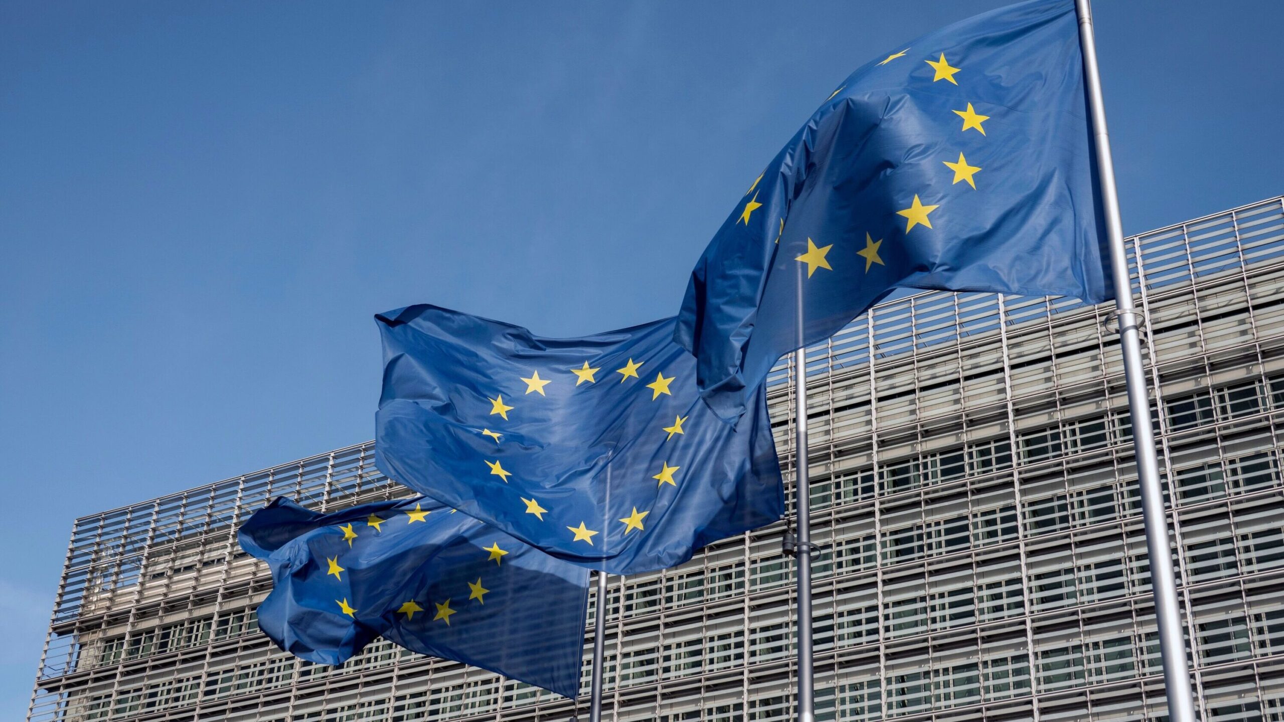 Die Flaggen vor dem Gebäude der Europäischen Kommission, Brüssel