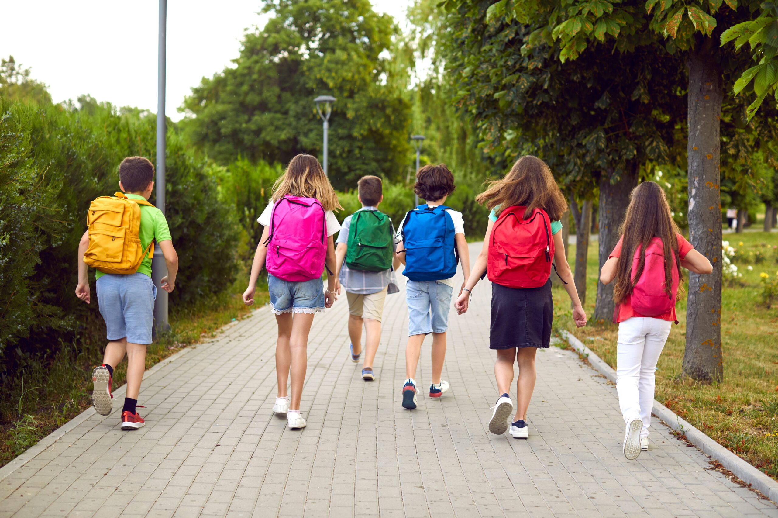 Kinder auf dem Weg zur Grundschule