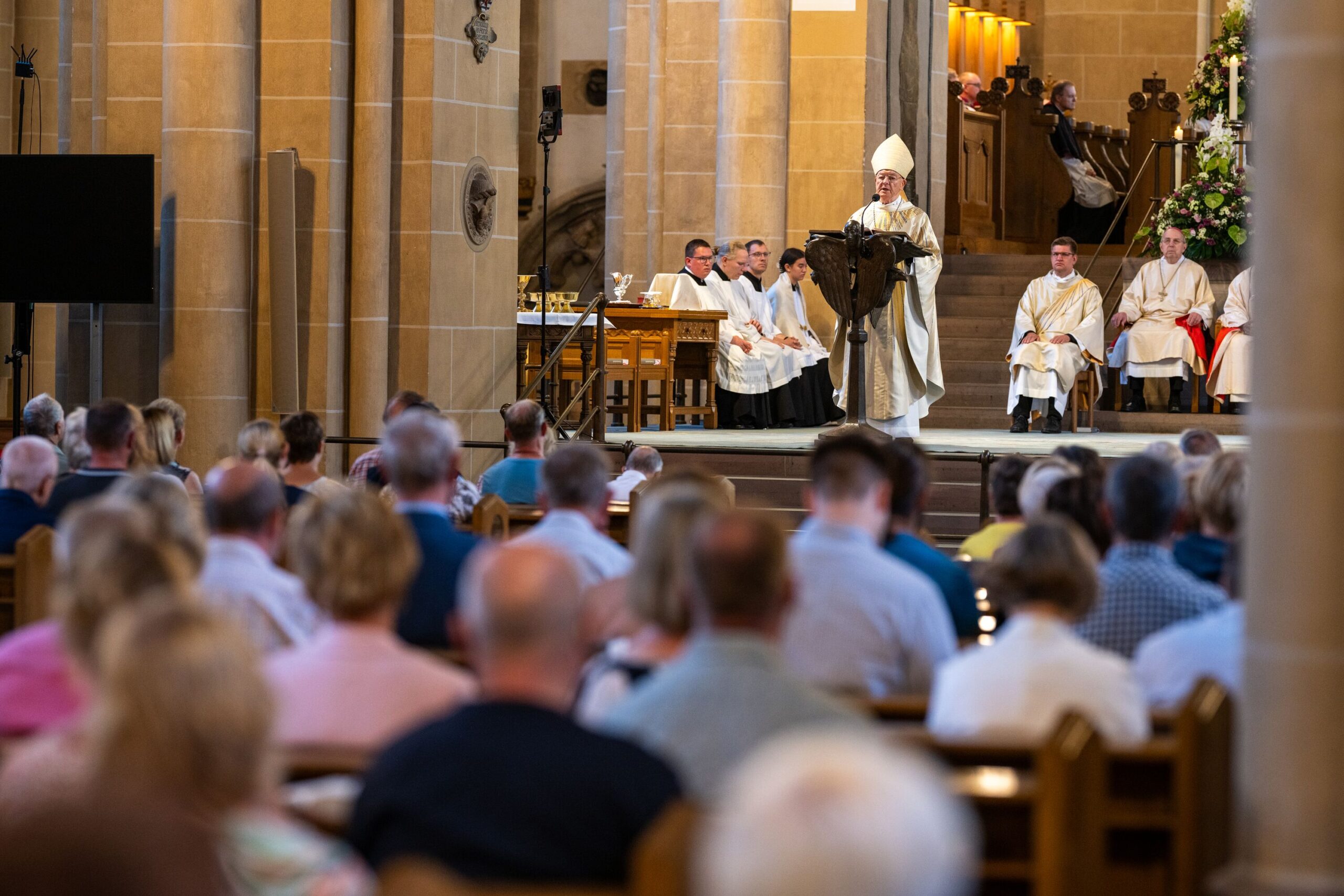 Bischof em. Heinz Josef Algermissen predigt im Paderborner Dom.