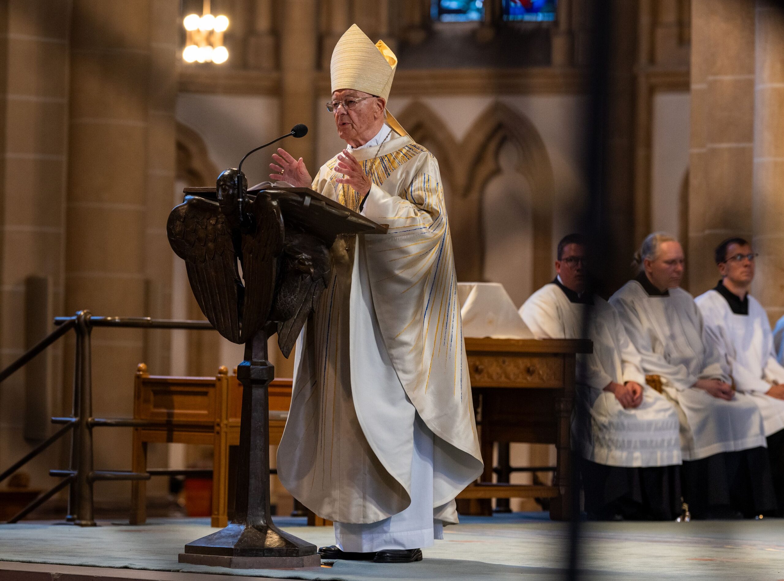 Bischof em. Heinz Josef Algermissen predigt im Paderborner Dom.