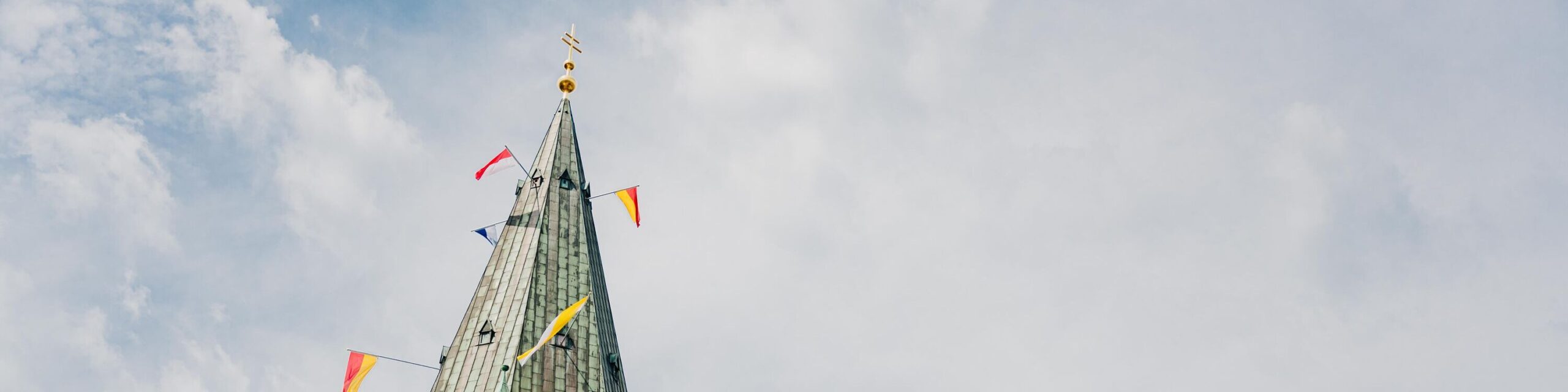 Fahnen am Turm des Hohen Doms zu Paderborn
