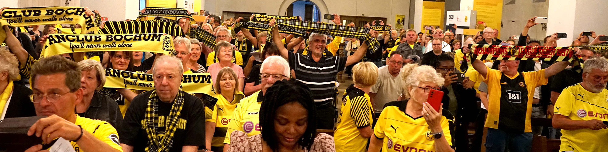 Eine große Fangemeinde feierte am Donnerstag in der BVB-Gründerkirche, der Dreifaltigkeitskirche in Dortmund, den Auftakt der Spielsaison. Foto: Michael Bodin / Erzbistum Paderborn