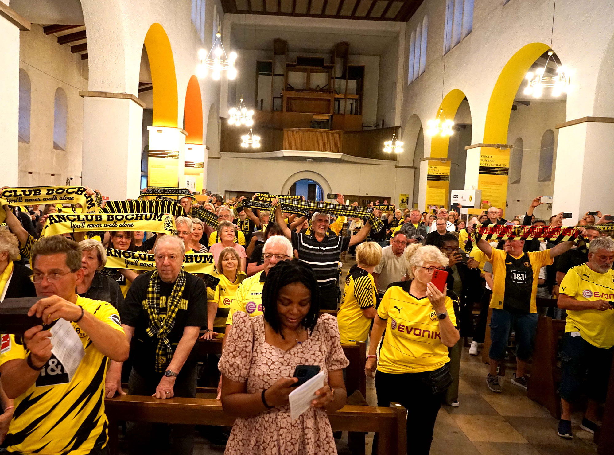 Eine große Fangemeinde feierte am Donnerstag in der BVB-Gründerkirche, der Dreifaltigkeitskirche in Dortmund, den Auftakt der Spielsaison. Foto: Michael Bodin / Erzbistum Paderborn