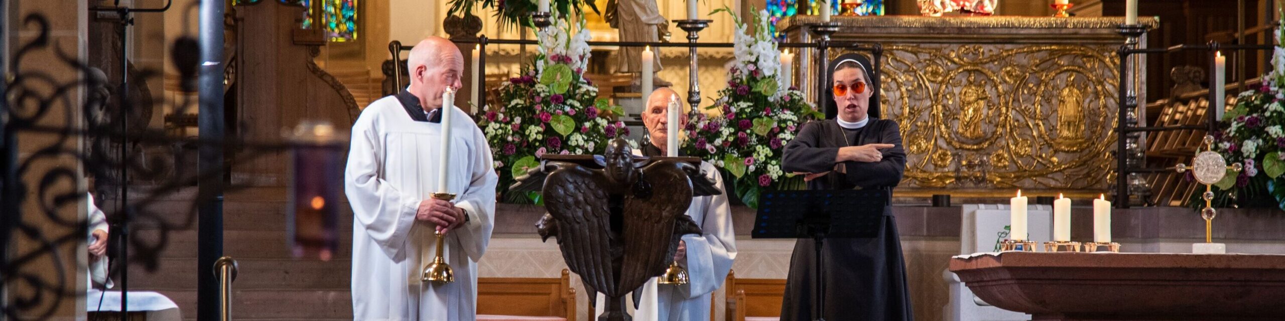 Sr. Judith Beule stellt das Evangelium in Gebärdensprache dar.