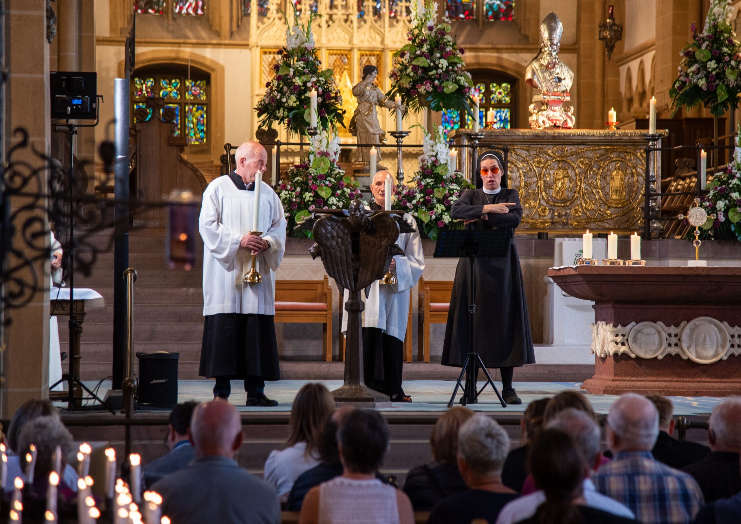 Sr. Judith Beule stellt das Evangelium in Gebärdensprache dar.