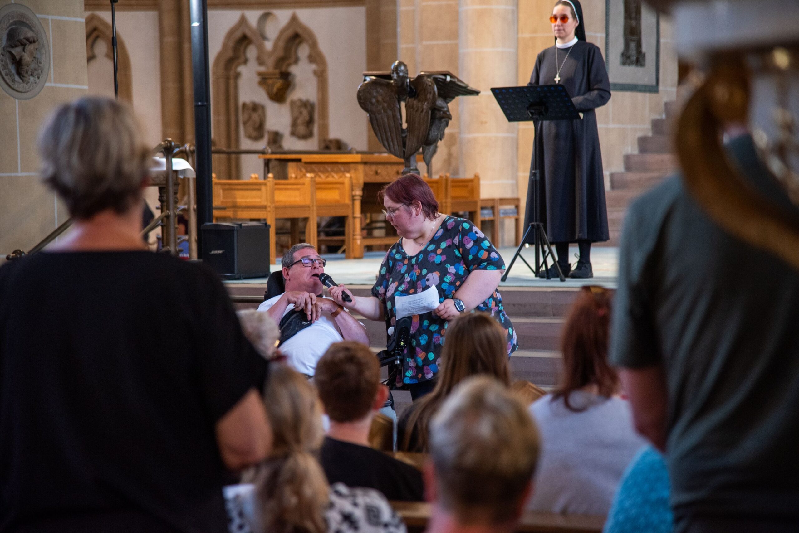 Teilnehmende des Gottesdienstes tragen die Fürbitten vor.