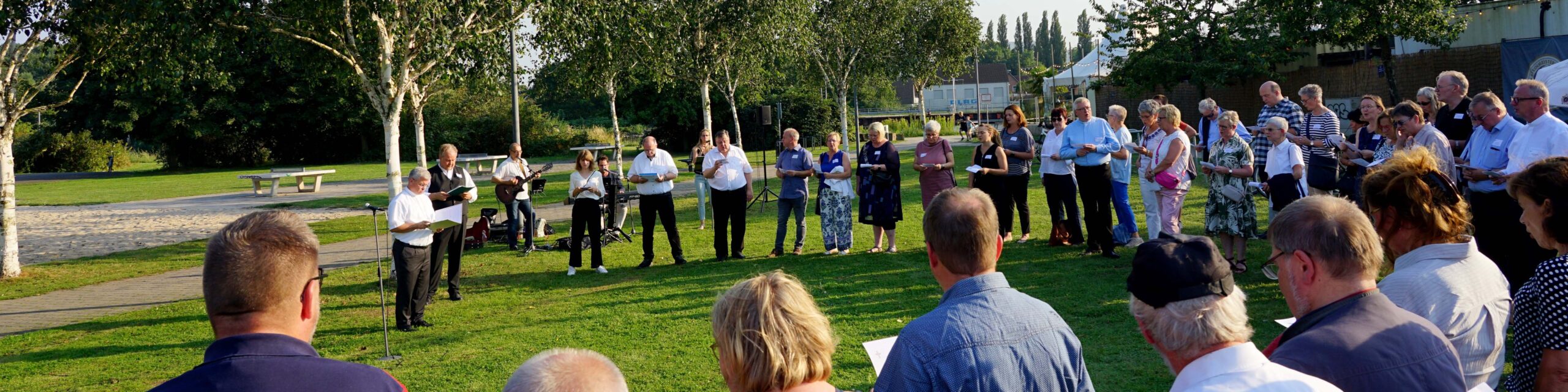 Auf der Wiese vor der ehemaligen Zeche „Unser Fritz“ in Wanne-Eickel feierte Erzbischof Dr. Udo Markus Bentz mit Menschen aus den Gemeinden im Dekanat Emschertal einen Wortgottesdienst. Foto: Michael Bodin / Erzbistum Paderborn