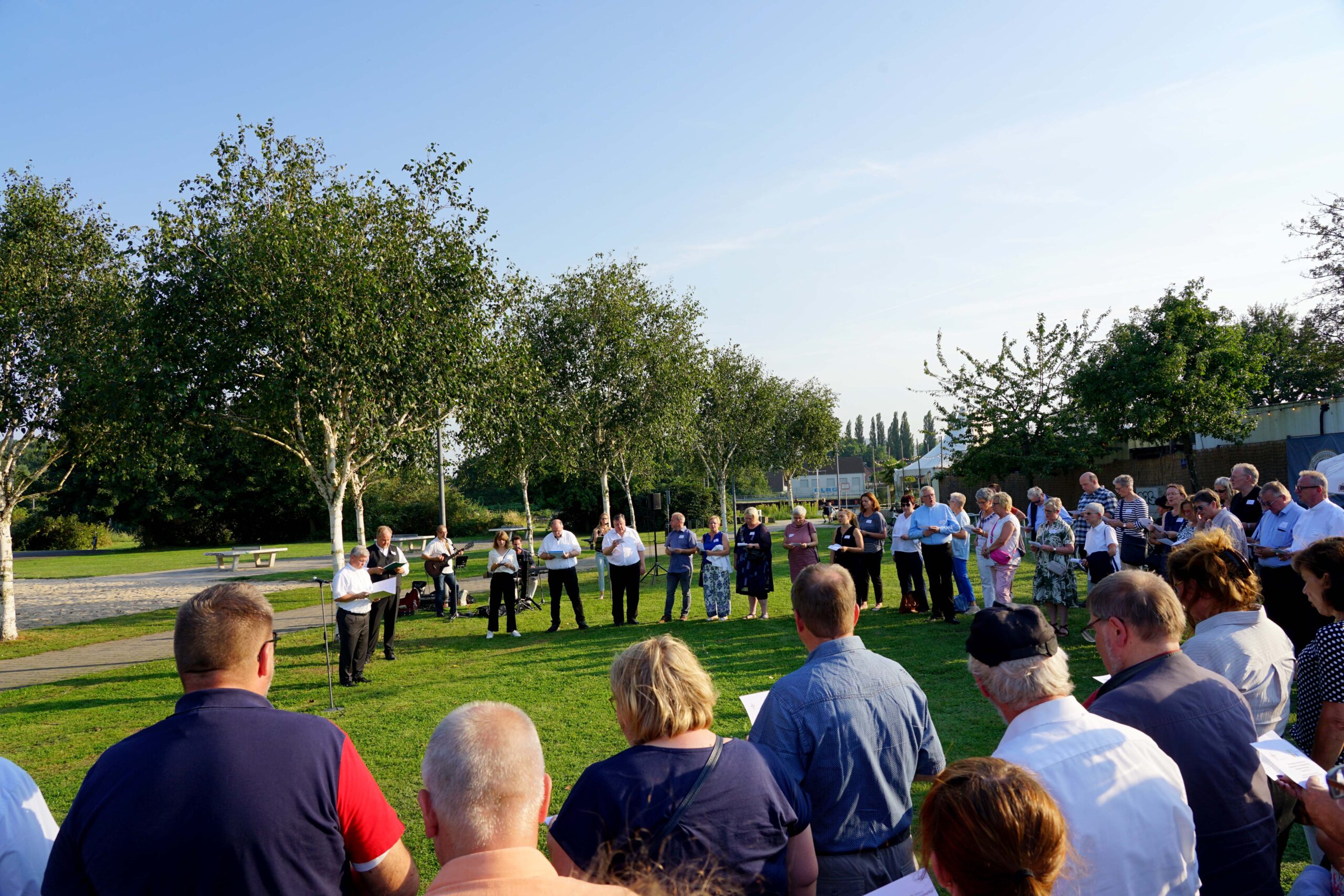 Auf der Wiese vor der ehemaligen Zeche „Unser Fritz“ in Wanne-Eickel feierte Erzbischof Dr. Udo Markus Bentz mit Menschen aus den Gemeinden im Dekanat Emschertal einen Wortgottesdienst. Foto: Michael Bodin / Erzbistum Paderborn