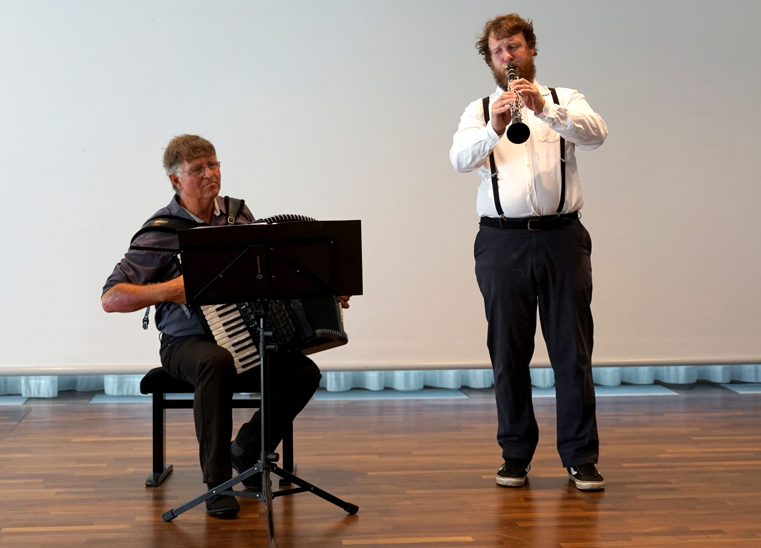 Bernd Rosenberg (Akkordeon) und Jürgen Steinfeld (Klarinette) spielten beim Gründungsfest der Katholischen Akademie Schwerte Klezmer-Musik. Foto: Michael Bodin / Erzbistum Paderborn