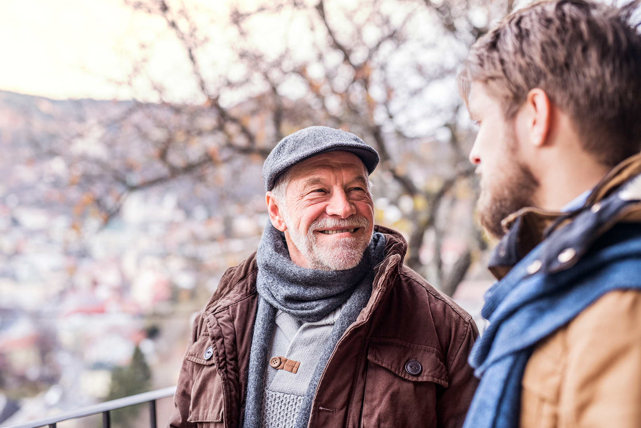 Älterer und jüngerer Mann im Gespräch