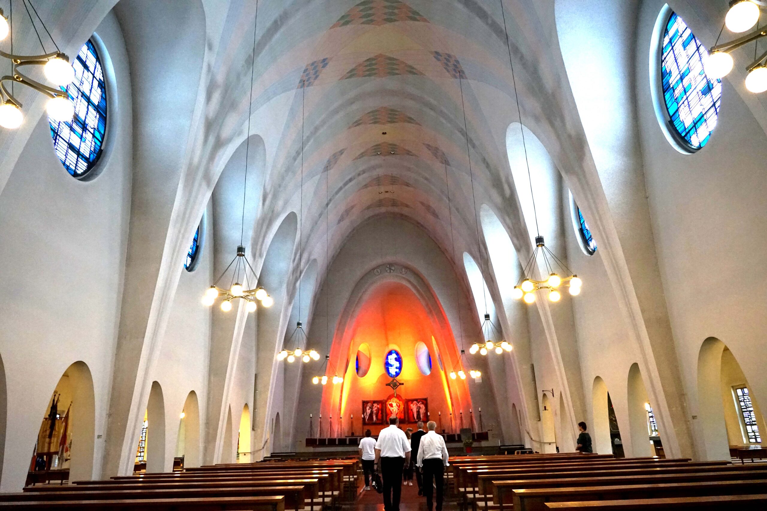 Die Parabelkirche St. Antonius in Castrop-Rauxel fällt durch ihre besondere himmelwärts gestaltete Architektur auf. Foto: Michael Bodin / Erzbistum Paderborn