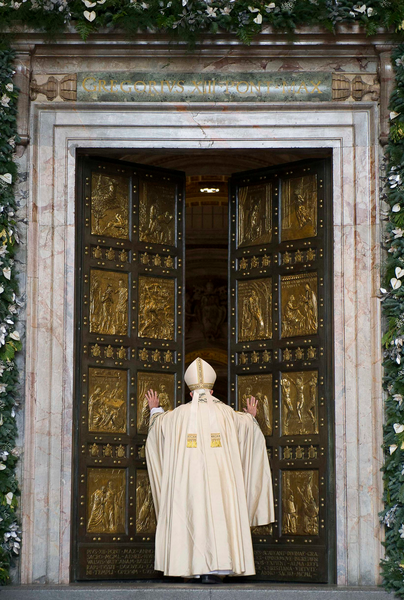 Papst Franziskus öffnet Heilige Pforte