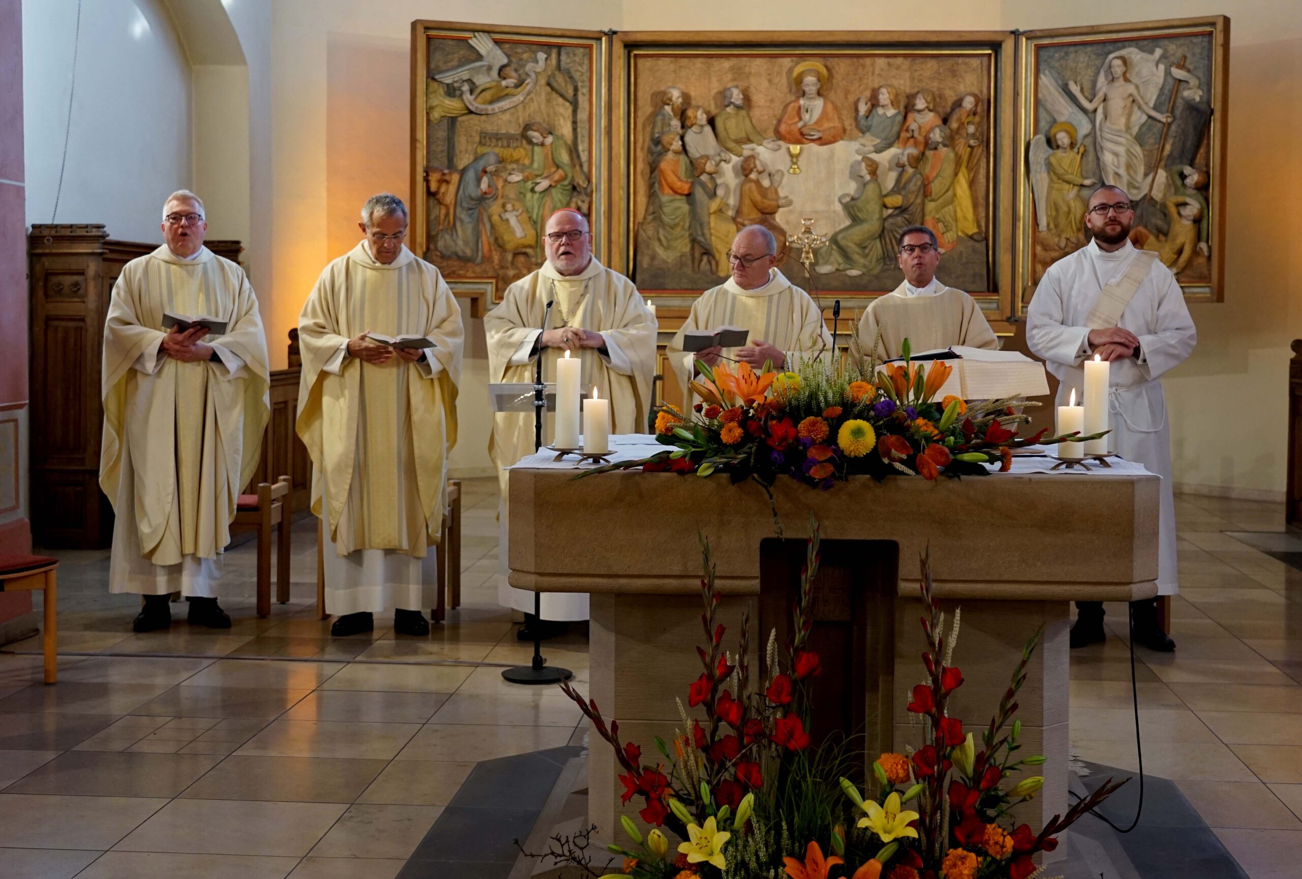 Der Erzbischof von München und Freising, Kardinal Reinhard Marx (3. v.l.), hielt die Predigt beim Festgottesdienst in der St. Remigius-Kirche in Dortmund Mengede. Foto: Michael Bodin / Erzbistum Paderborn