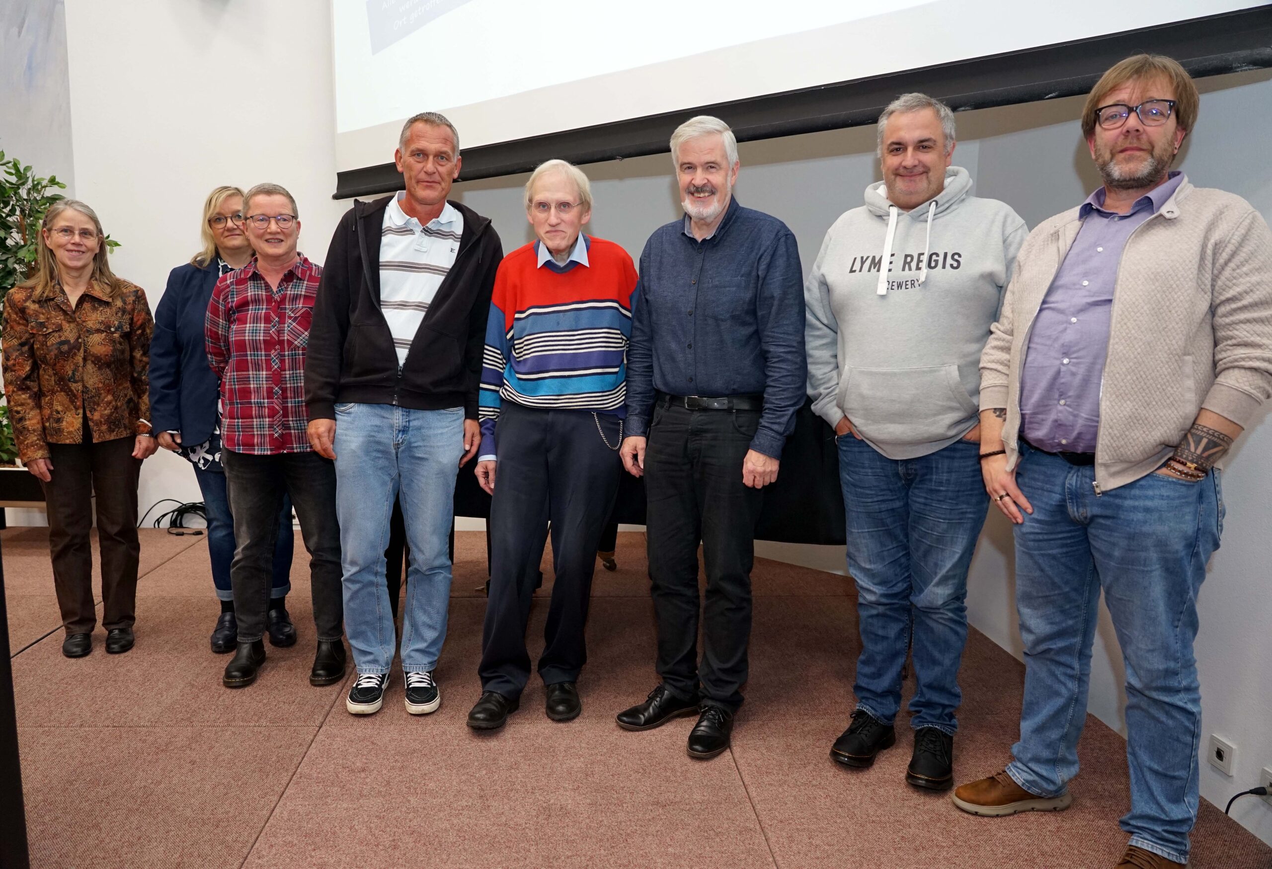 Die Mitglieder der Arbeitsgruppe „Immobilien“ im Pastoralen Raum Dortmund Mitte stellten sich am Mittwochabend bei einer Informationsveranstaltung im Katholischen Centrum vor (v.l.): Monika Pinno, Christina Fichtenau, Andrea Klose, Thorsten Wessollek, Norbert Stein, Robert Kläsener, Marc Hempel und Ernst Hesse. Foto: Michael Bodin / Erzbistum Paderborn