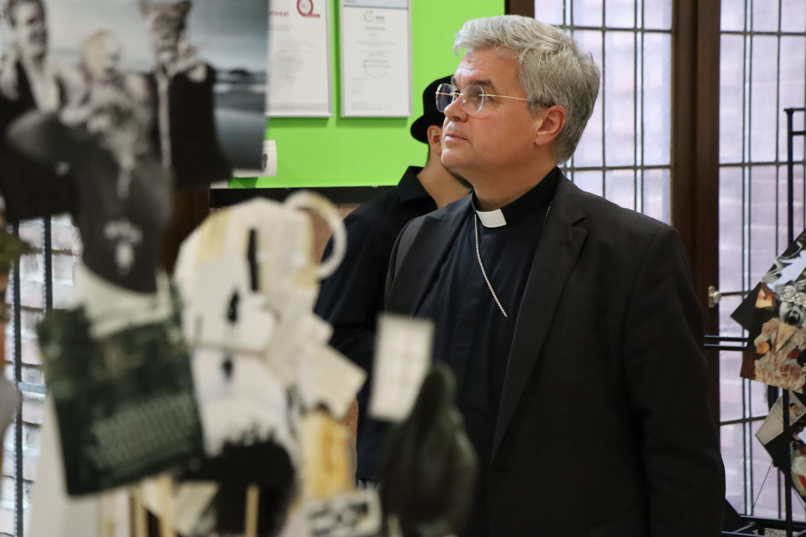 Erzbischof Dr. Udo Markus Bentz in der Ausstellung "Facetten der Einsamkeit"