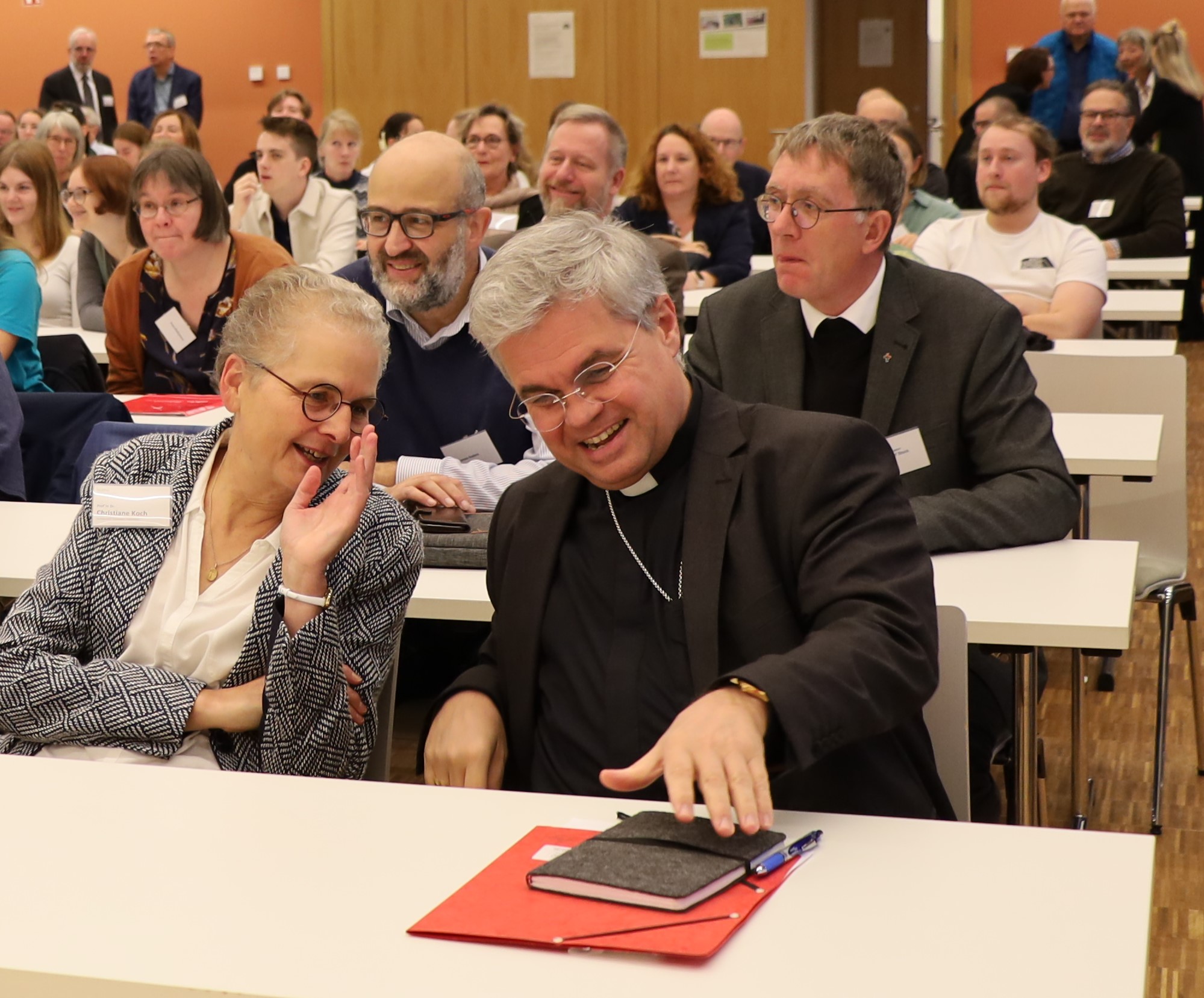 Erzbischof Dr. Udo Markus Bentz bei der Gesprächsrunde im Audimax der katho Paderborn