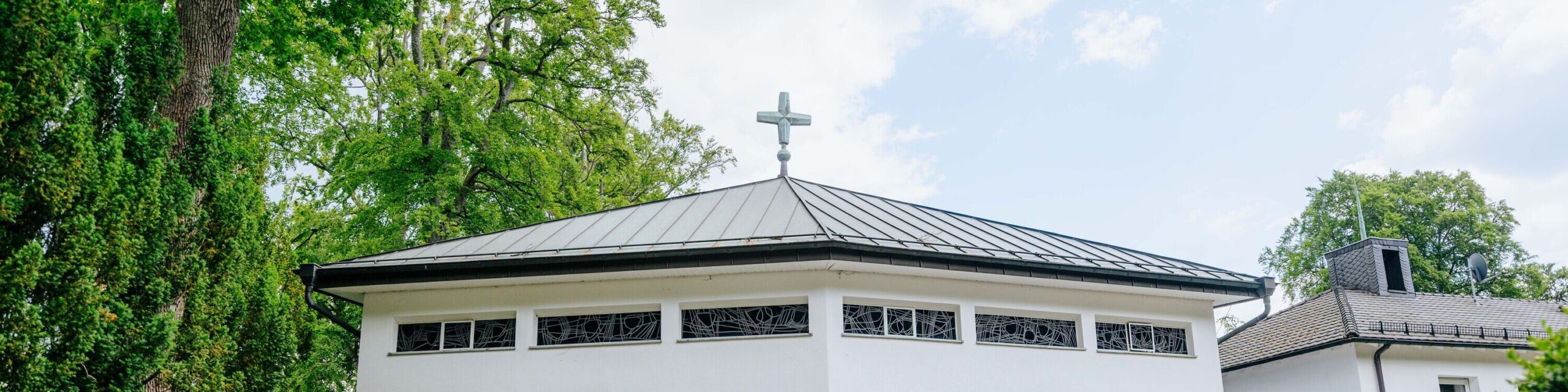 Erzbistumskalender 2025: Wallfahrtskapelle Eremitage mit Klosterkirche bei Siegen