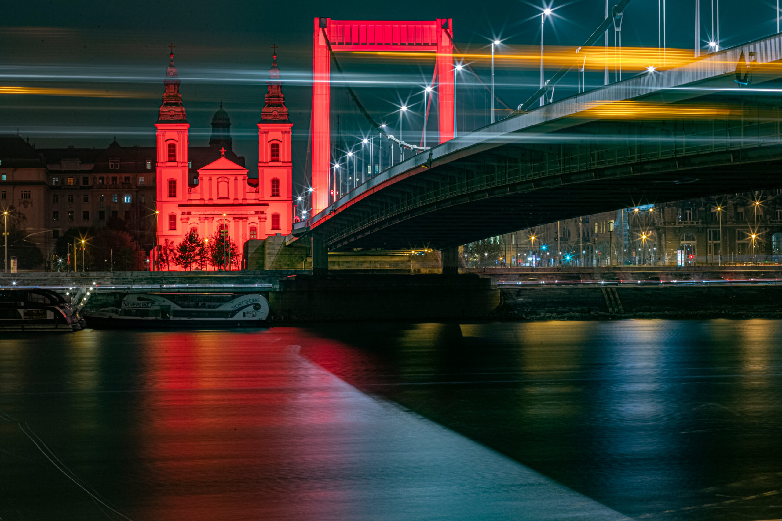 Rot beleuchtete Kirche am Red Wednesday in Ungarn