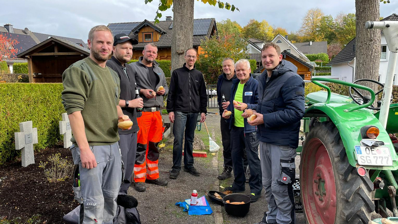 Die Mitglieder der Gruppe "Kriegsgräber Heggen" nach ihrem letzten großen Arbeitseinsatz im Sommer.