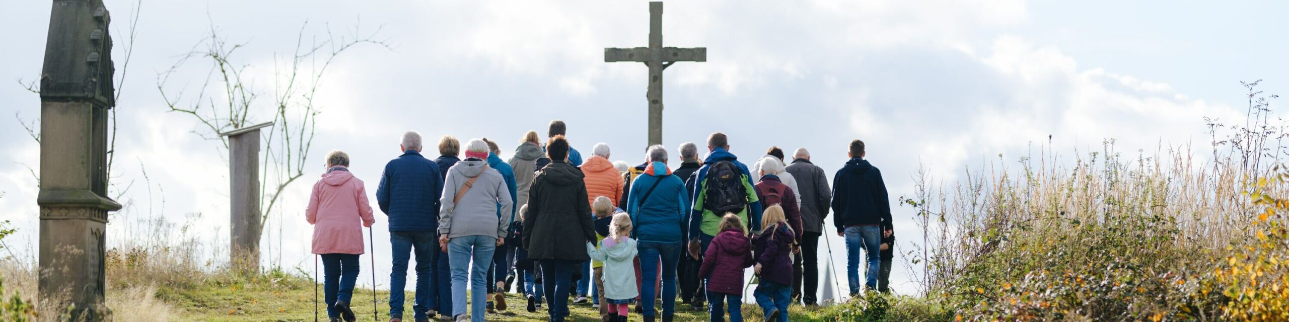 Erzbischof und andere Pilger unterwegs in Kallenhardt