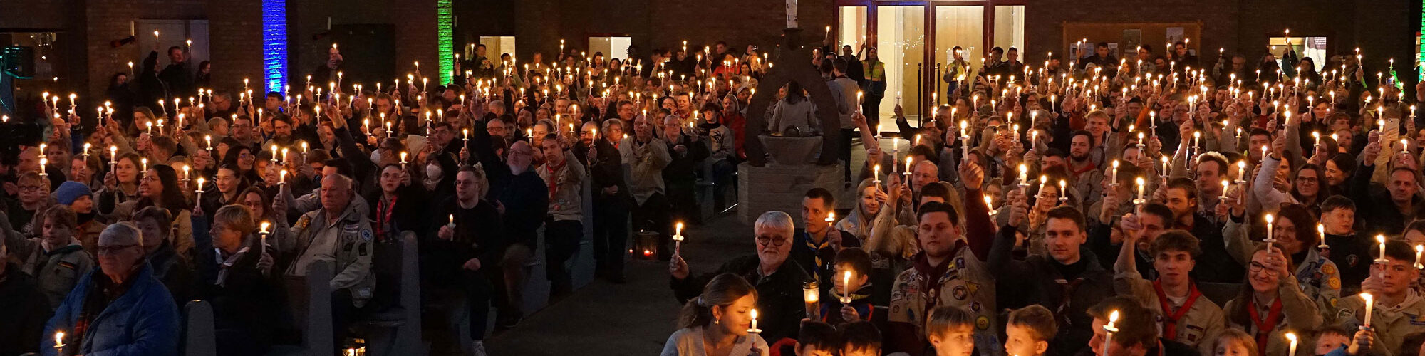 Hunderte kleiner Friedenslicht-Kerzen erhellten die St. Joseph-Kirche in Dortmund beim Aussendungsgottesdienst für das Friedenslicht aus Bethlehem. Foto: Michael Bodin / Erzbistum Paderborn