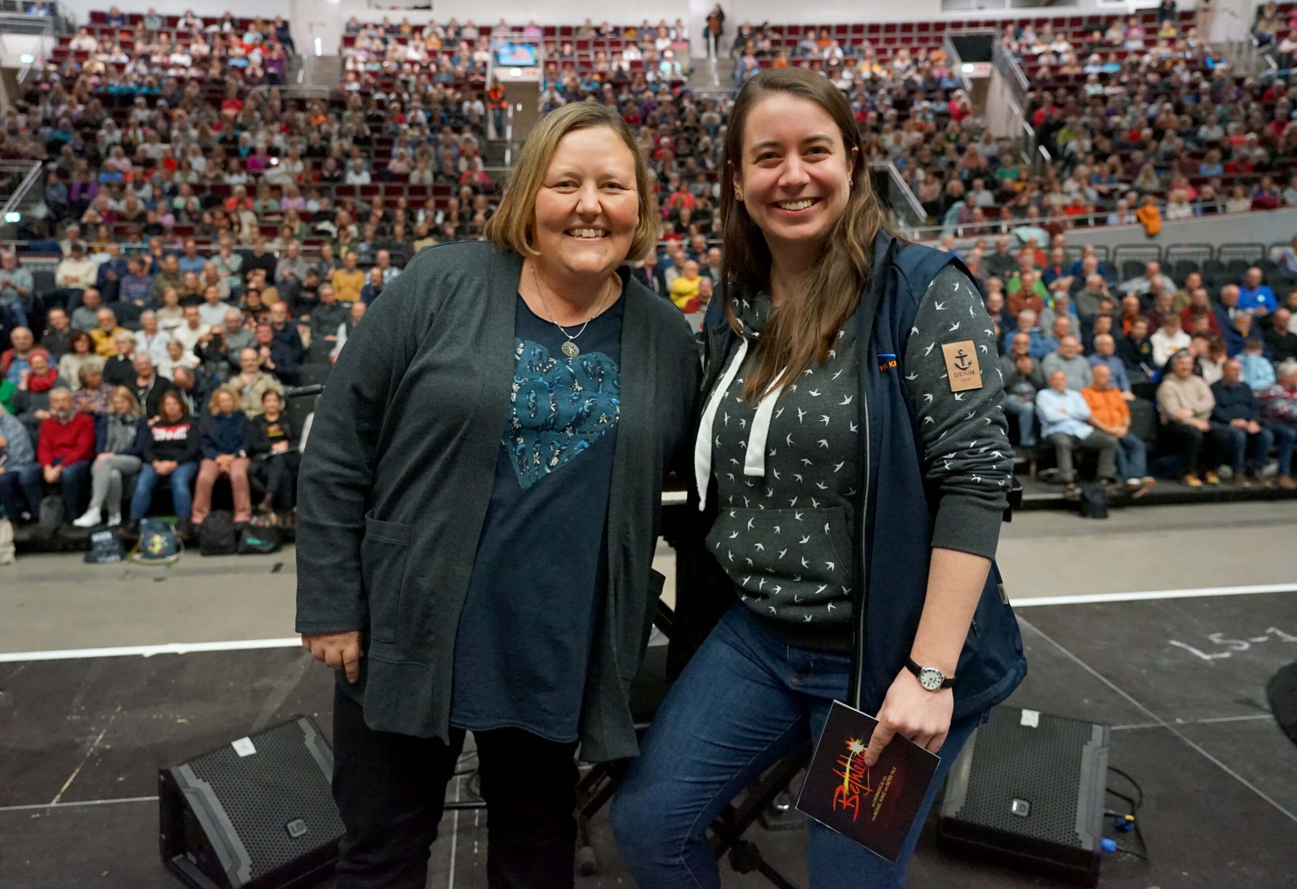 Ute Balkenohl (Christliche Popularmusik im Erzbistum Paderborn) und Meike Löher (Stiftung Creative Kirche) begrüßten am Sonntag hunderte Sängerinnen und Sänger zur Chorprobe für das Musical BETHLEHEM in der Dortmunder Westfalenhalle. Die Aufführung findet dort am 28. Dezember statt. Foto: Michael Bodin / Erzbistum Paderborn