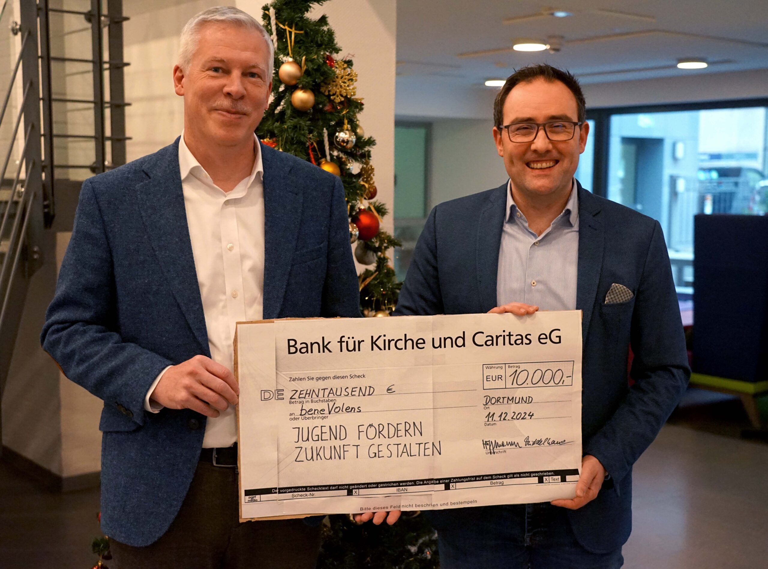 Pastor Tobias Ebert (Kolpinghaus Dortmund e.V.) übergab am Mittwoch eine Spende über 10.000 Euro an Robert Kläsener von der Kommende-Stiftung beneVolens. Foto: Michael Bodin / Erzbistum Paderborn