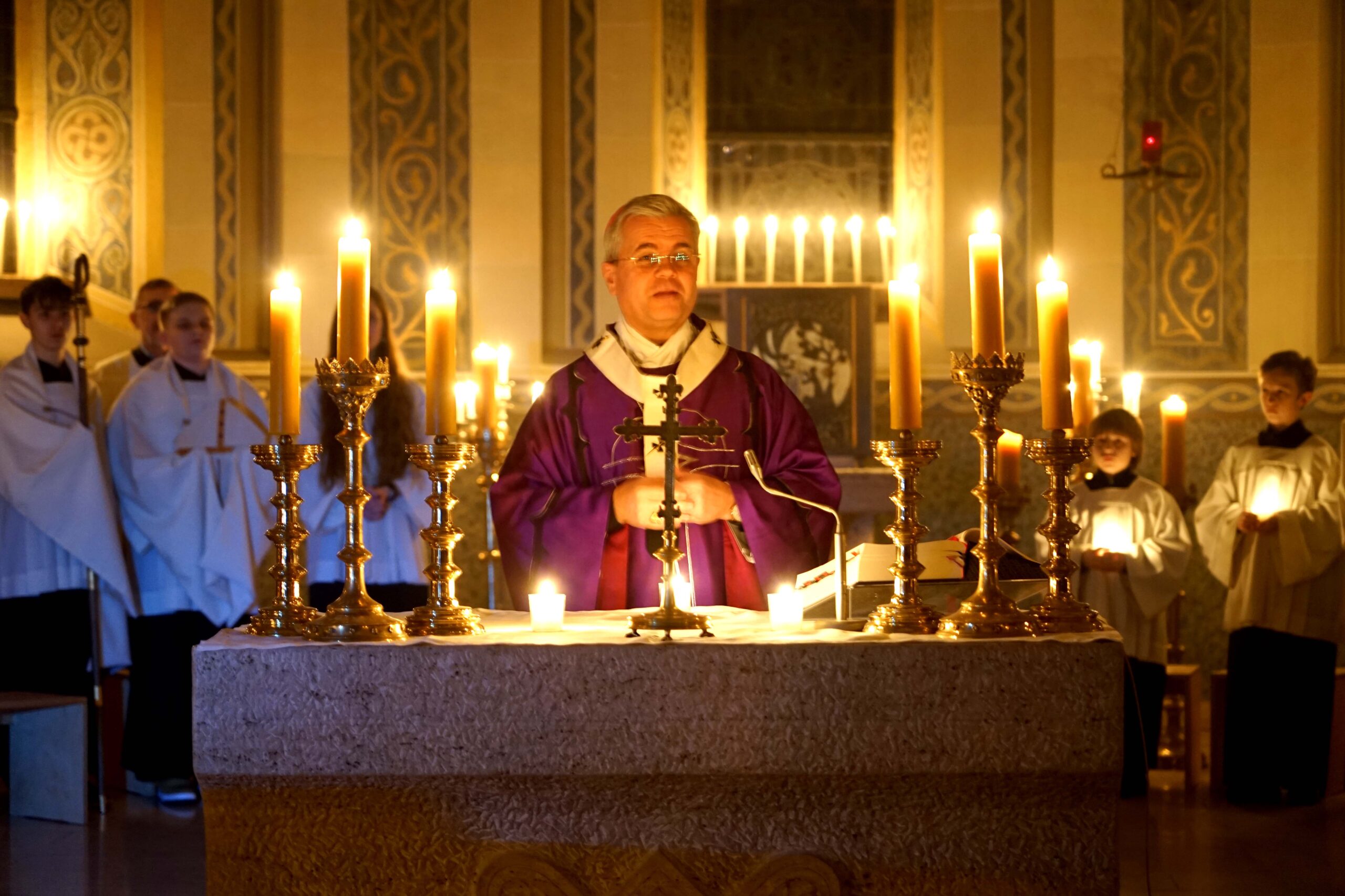 Erzbischof Dr. Udo Markus Bentz feierte am Mittwochabend eine Roratemesse bei Kerzenschein mit der Gemeinde in der Kirche Hl. Schutzengel in Castrop-Rauxel Frohlinde. Foto: Michael Bodin / Erzbistum Paderborn