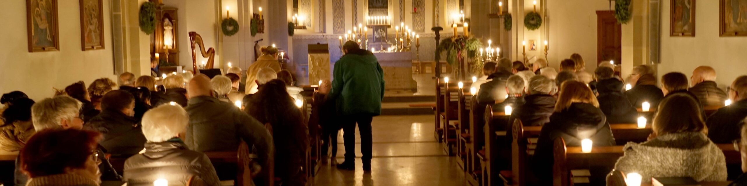 Zahlreiche Kerzen und leise Musik machen die besondere Atmosphäre einer Roratemesse in der Kirche Hl. Schutzengel in Castrop-Rauxel Frohlinde aus. Foto: Michael Bodin / Erzbistum Paderborn