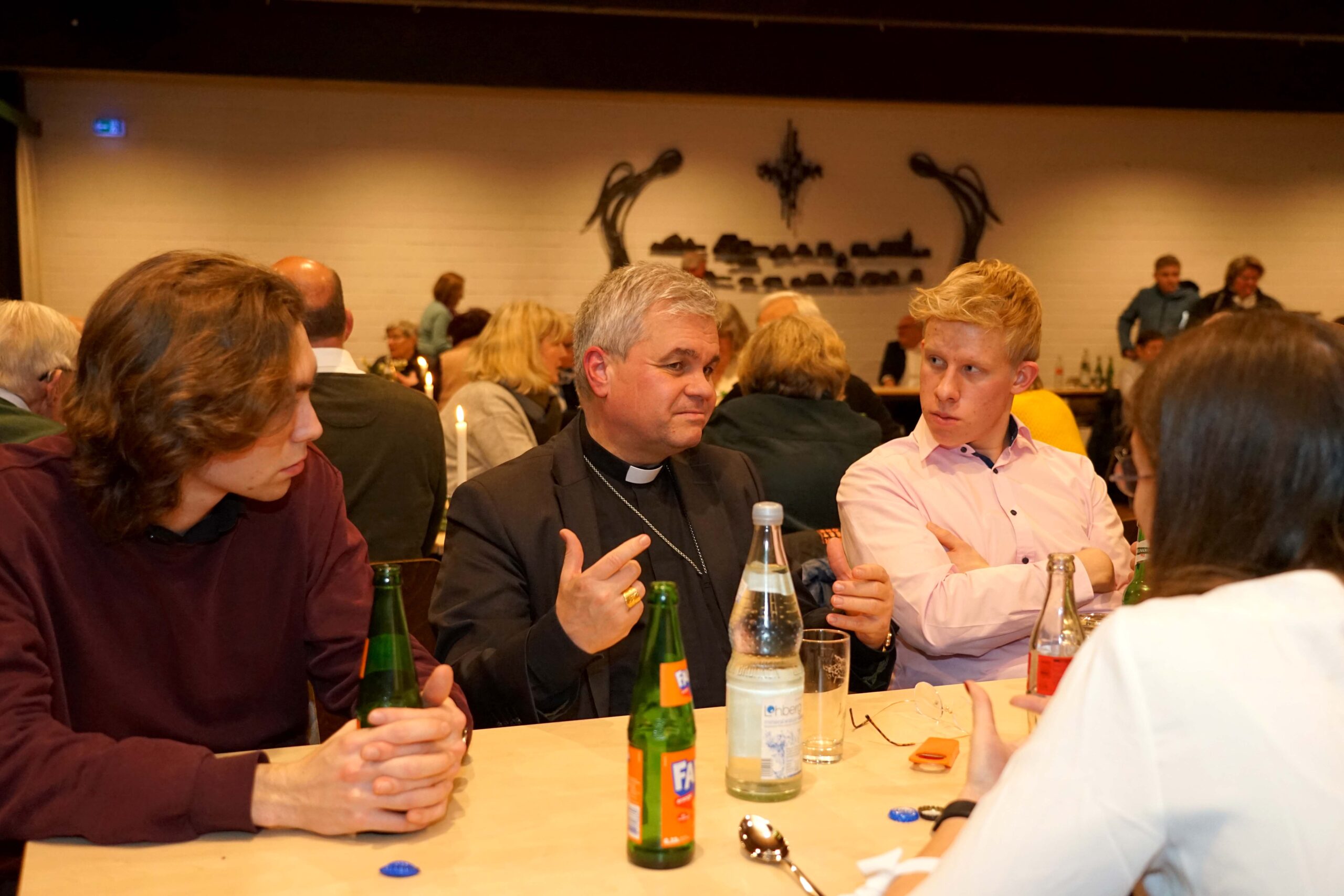 Erzbischof Dr. Udo Markus Bentz suchte am Mittwochabend nach der Roratemesse in der Schutzengel-Gemeinde in Castrop-Rauxel Frohlinde den Austausch mit Gemeindemitgliedern. Foto: Michael Bodin / Erzbistum Paderborn