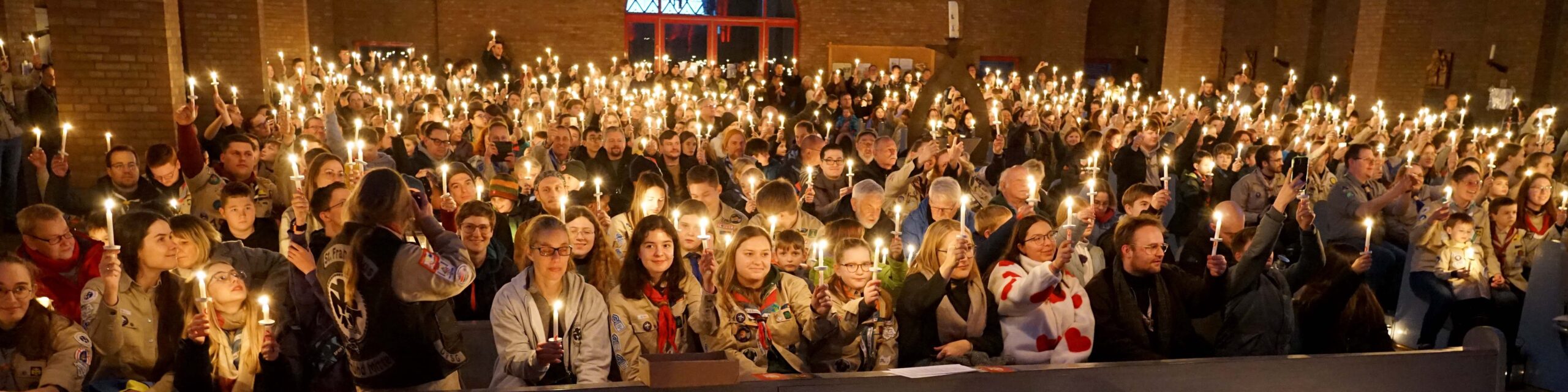 Ein Lichtermeer aus 800 Kerzen erhellte am Sonntag die St. Joseph Kirche in der Dortmunder Nordstadt beim ökumenischen Aussendungsgottesdienst für das Friedenslicht aus Bethlehem. Foto: Michael Bodin / Erzbistum Paderborn