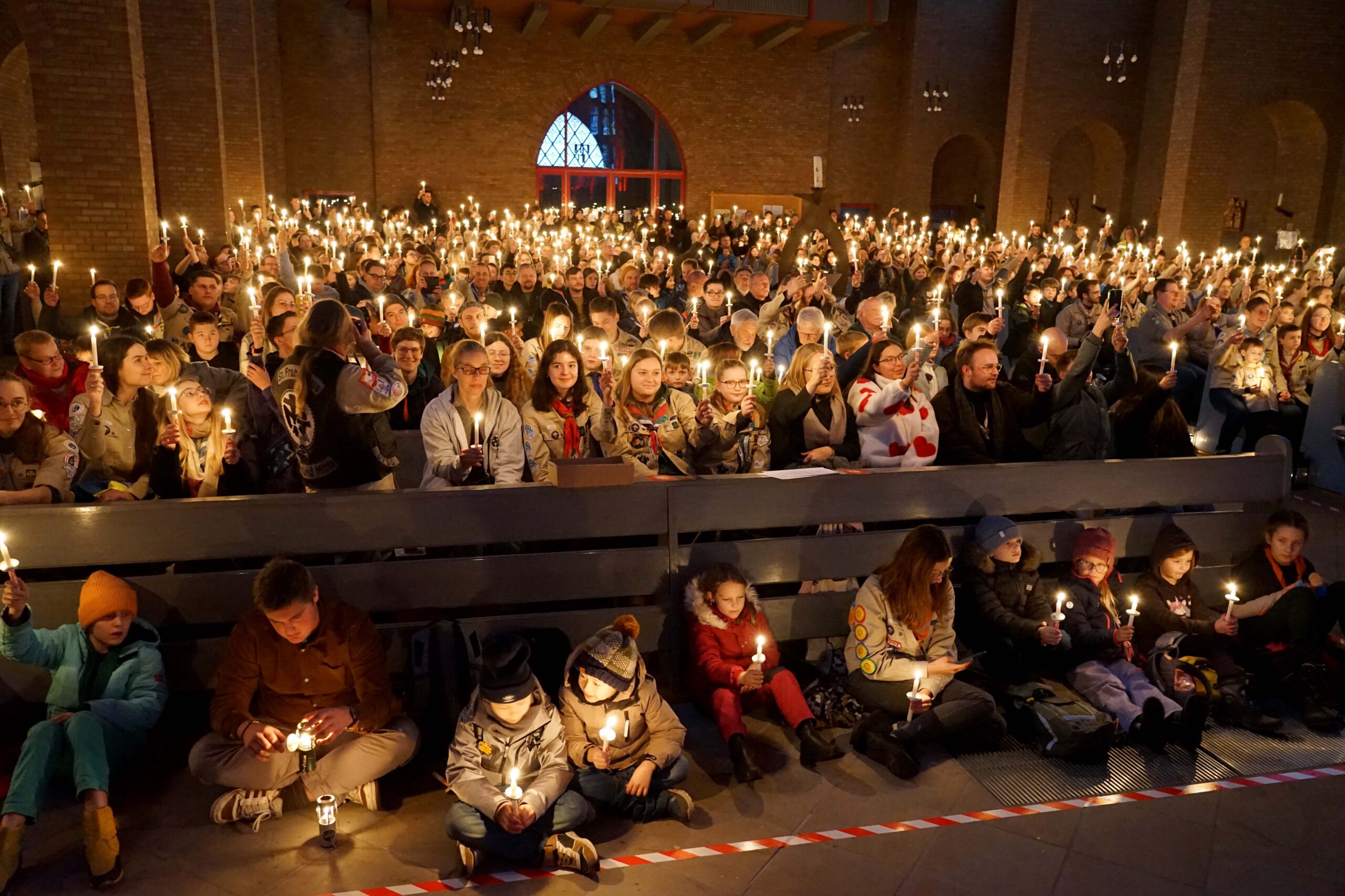 Ein Lichtermeer aus 800 Kerzen erhellte am Sonntag die St. Joseph Kirche in der Dortmunder Nordstadt beim ökumenischen Aussendungsgottesdienst für das Friedenslicht aus Bethlehem. Foto: Michael Bodin / Erzbistum Paderborn