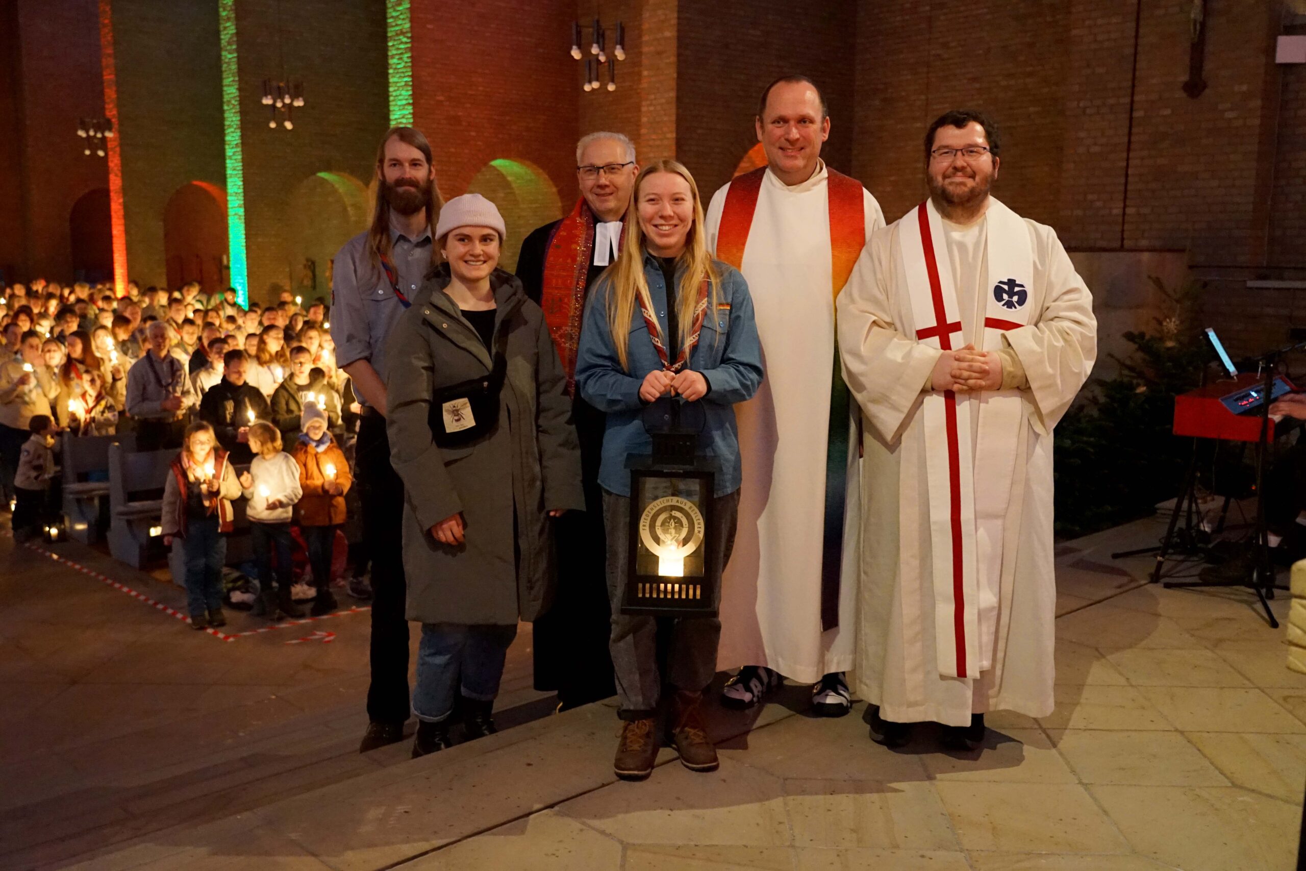 Führten gemeinsam durch den Aussendungsgottesdienst für das Friedenslicht aus Bethlehem in Dortmund (v.l.): Steffen Immink (VCP Westfalen), Thea Ewers (Friedenslicht AG), Christian Uhlstein (Landesjugendpfarrer der Evangelischen Kirche von Westfalen), Charlotte Schmitz (Friedenslicht AG), Pastor Martin Blume (Stadtjugendseelsorger in Dortmund) und Vikar Thorsten Hasse (DPSG Diözesankurat). Foto: Michael Bodin / Erzbistum Paderborn