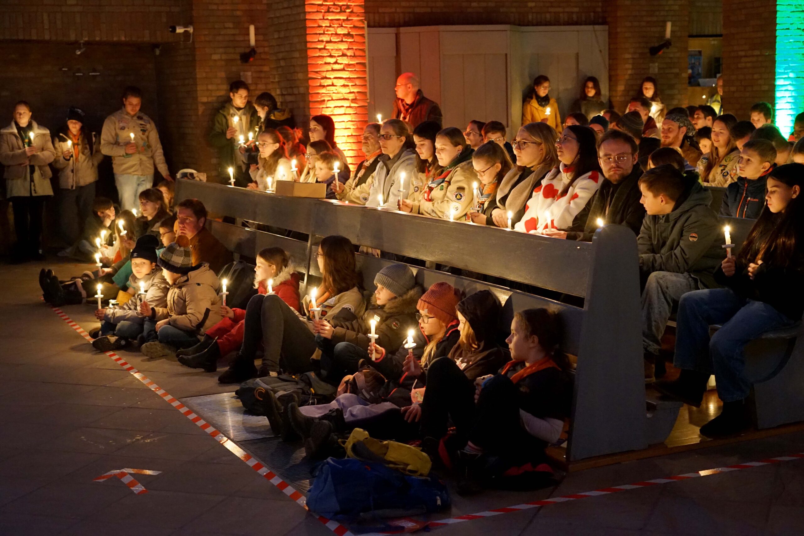 Pfadfinderinnen und Pfadfinder teilten am Sonntag beim ökumenischen Aussendungsgottesdienst das Friedenslicht aus Bethlehem untereinander und nahmen es mit in ihre Gruppen und Gemeinden. Foto: Michael Bodin / Erzbistum Paderborn