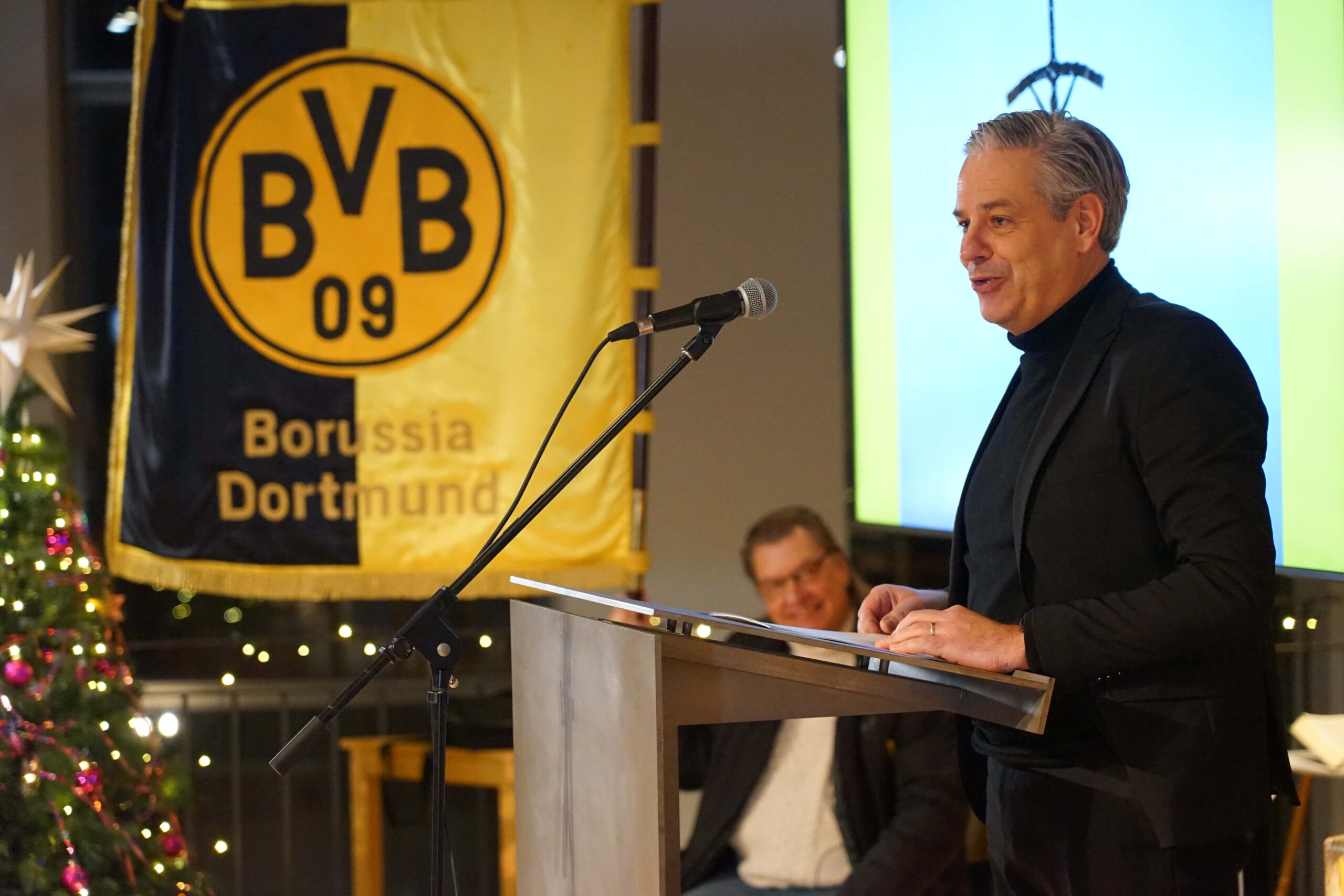 Manuel Neukirchner, Direktor des Deutschen Fußballmuseums, hielt am Donnerstag die Predigt im ökumenischen Gottesdienst zum 115. Geburtstag des BVB im Studio41 in Dortmund. Foto: Michael Bodin / Erzbistum Paderborn