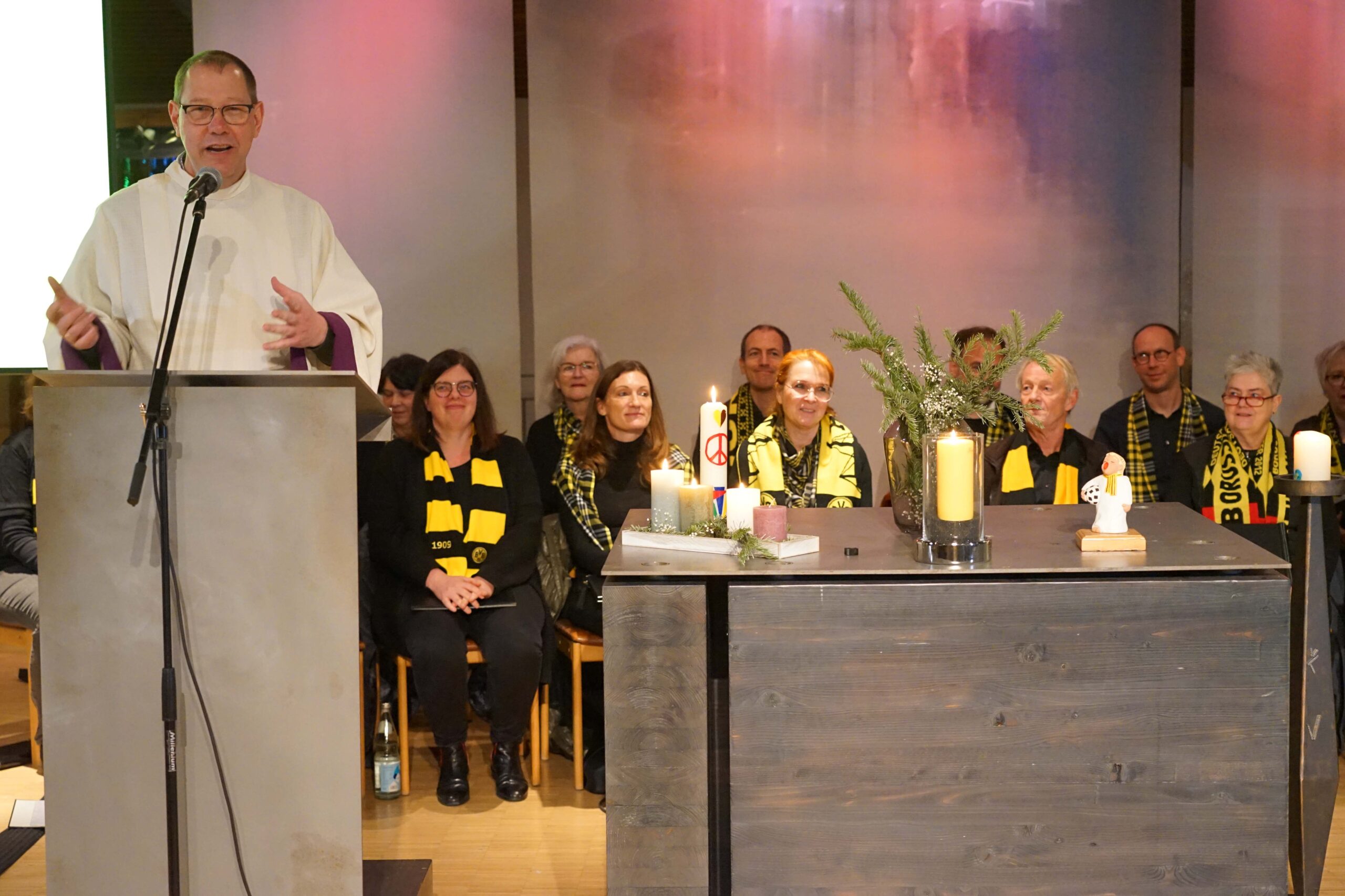 Gemeindereferent Karsten Haug begrüßte die BVB-Fangemeinde diesmal im Studio41, der ehemaligem Lutherkirche an der Flurstraße in Dortmund. Foto: Michael Bodin / Erzbistum Paderborn