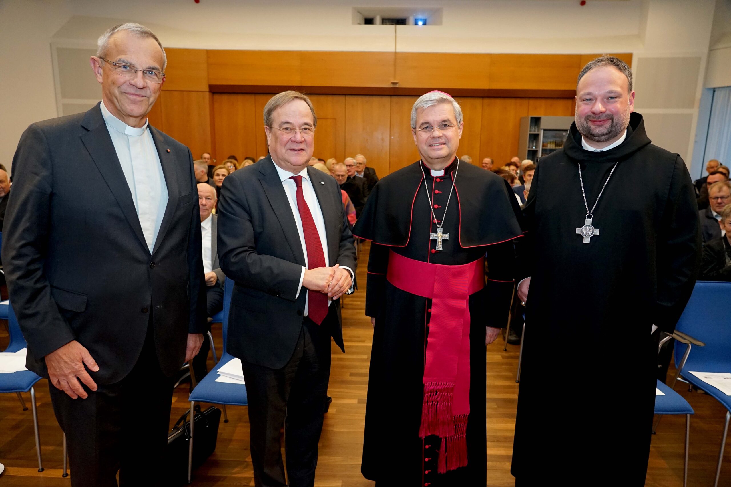 Dreikönigsempfang 2025 in der Katholischen Akademie Schwerte (v.l.): Prälat Dr. Peter Klasvogt, Direktor der Katholischen Akademie Schwerte, Armin Laschet, Ministerpräsident a.D., Erzbischof Dr. Udo Markus Bentz und Abt Dr. Nikodemus Schnabel OSB. Foto: Michael Bodin / Erzbistum Paderborn